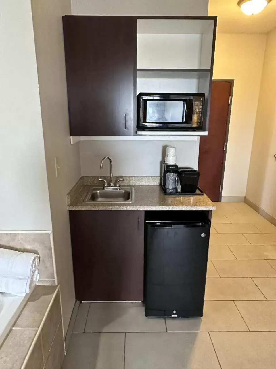 Kitchen/Kitchenette in La Quinta by Wyndham Oklahoma City -Yukon