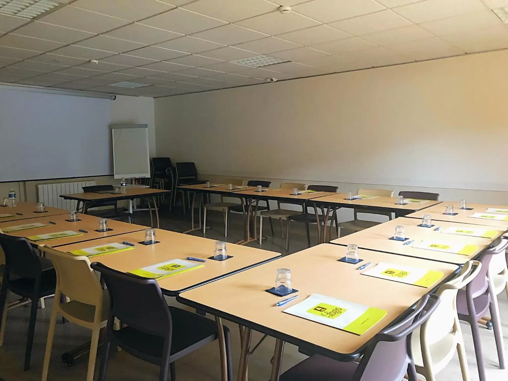 Meeting/conference room in Logis Hôtel-Restaurant Les Loges