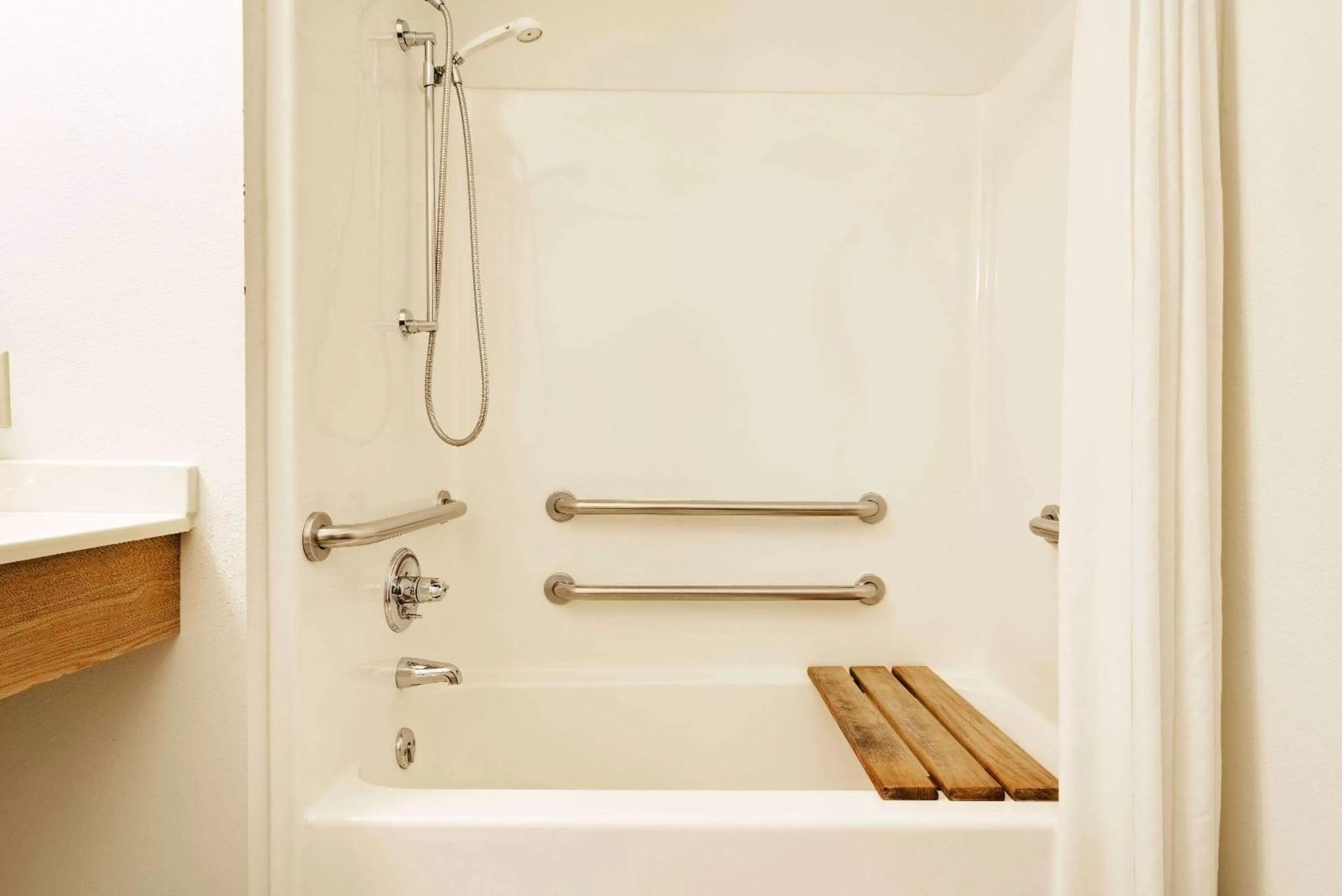 TV and multimedia in Super 8 by Wyndham Ashland