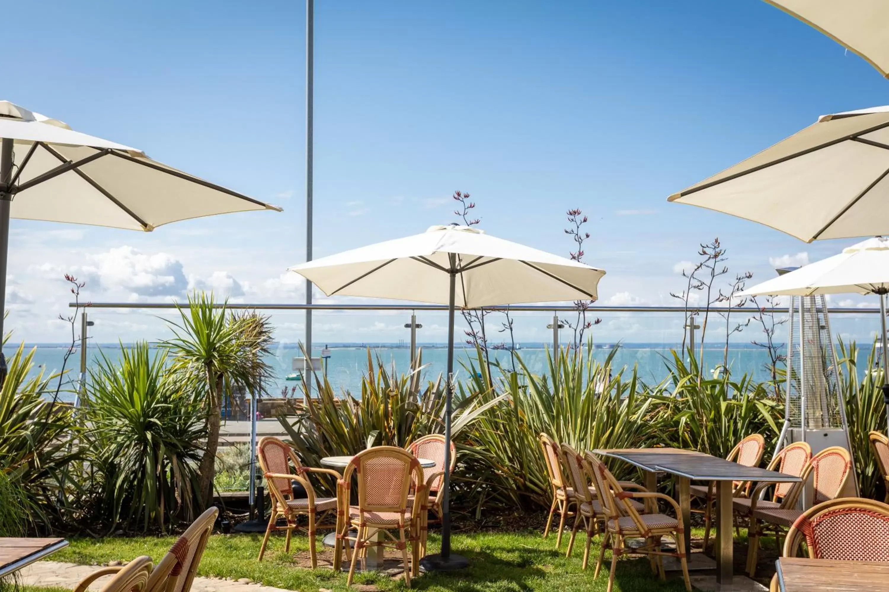 Restaurant/places to eat in Roslin Beach Hotel