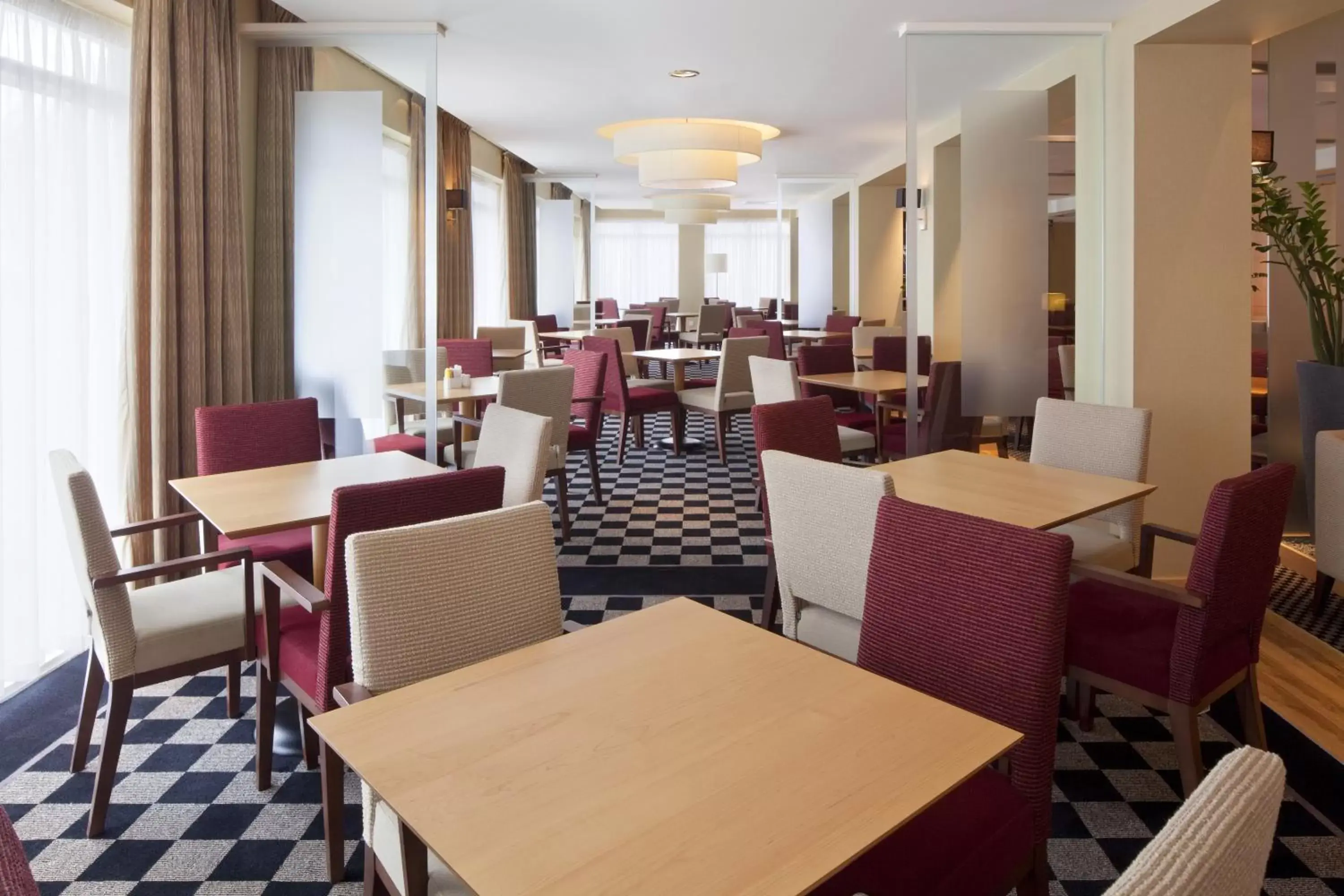 Restaurant/Places to Eat in Holiday Inn Express Southampton - M27, J7, an IHG Hotel