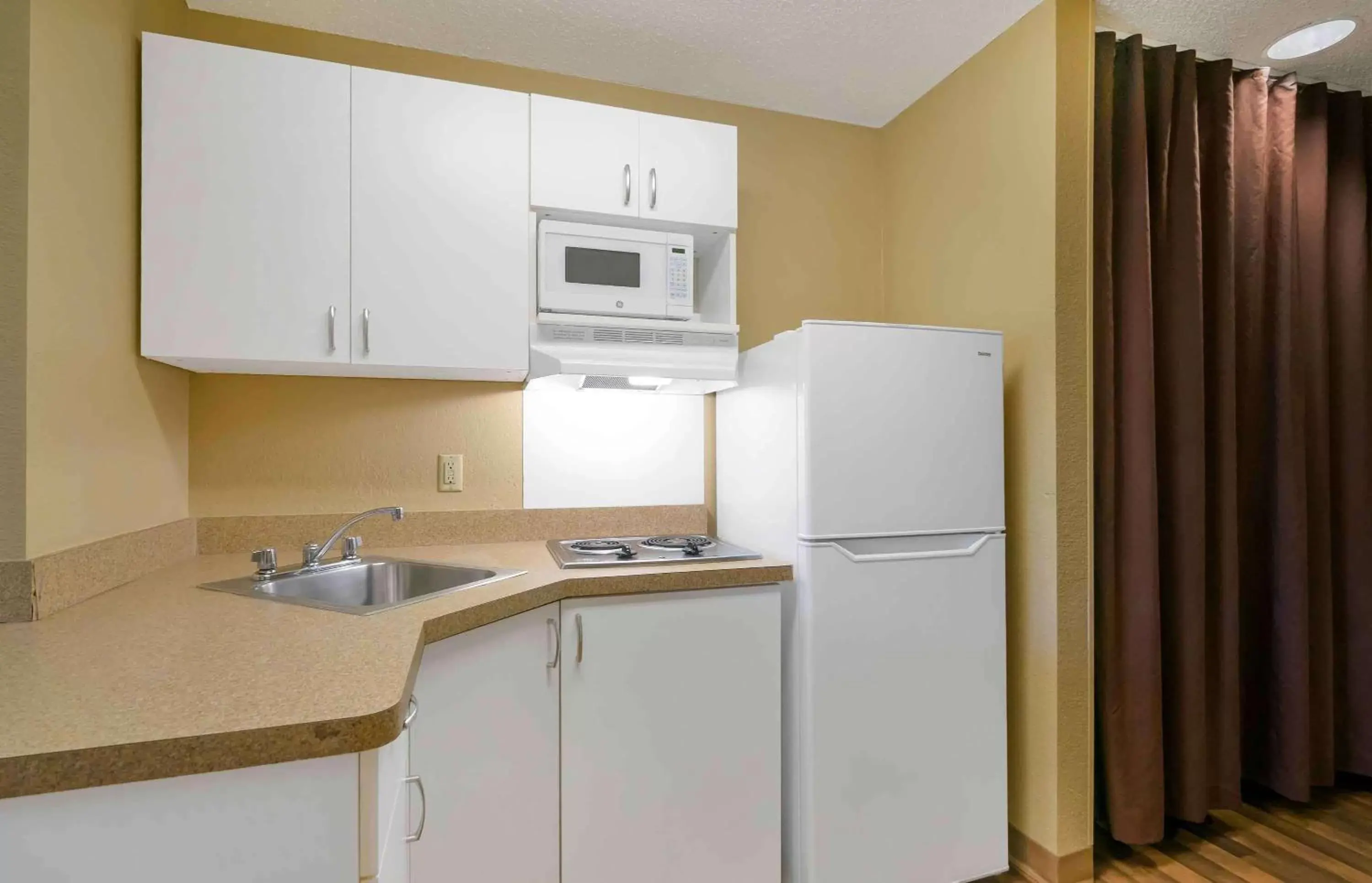 Bedroom, Kitchen/Kitchenette in Extended Stay America Suites - Tampa - Airport - Spruce Street