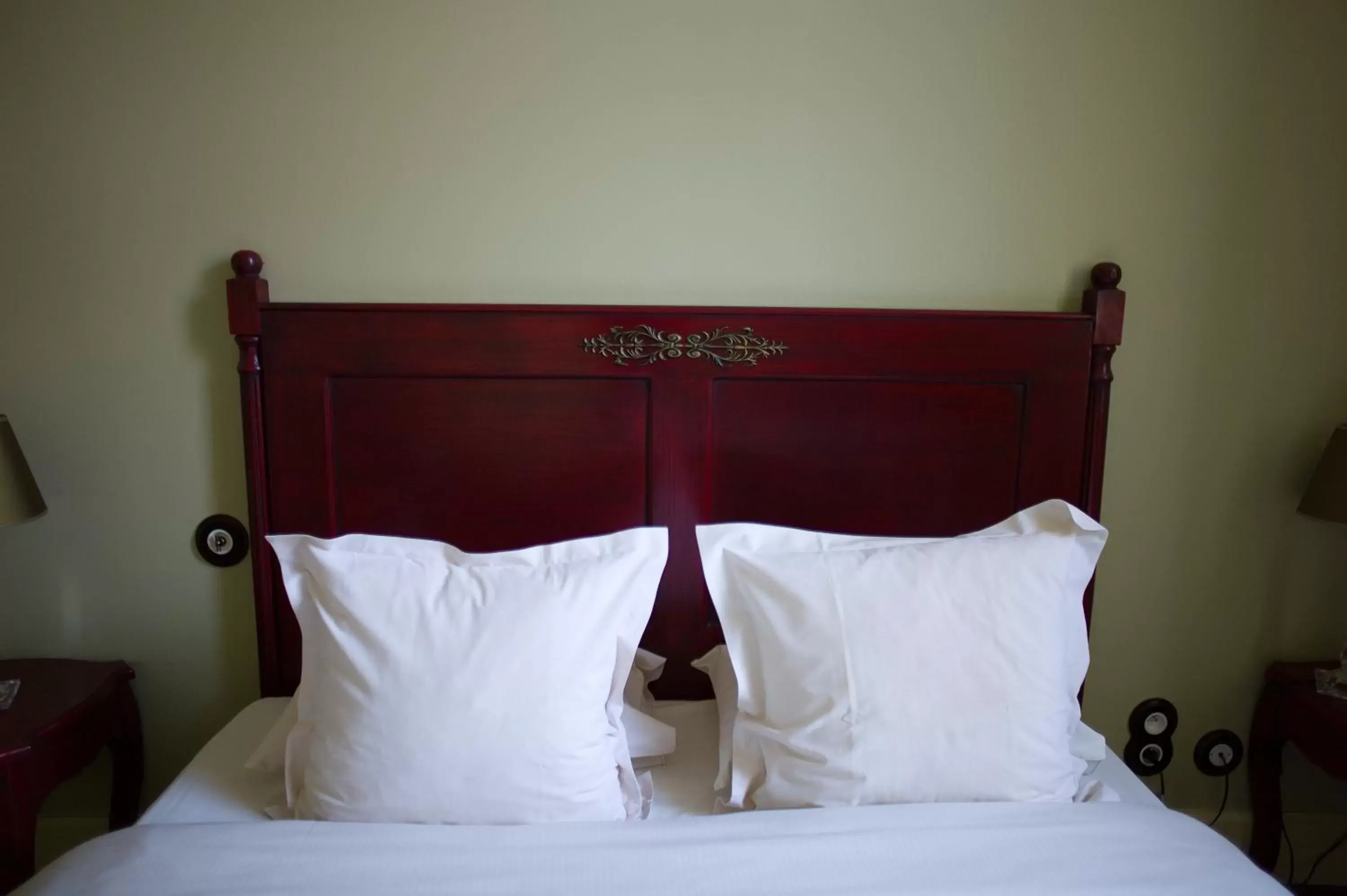 Bedroom, Bed in Hostellerie du Coq d'Or