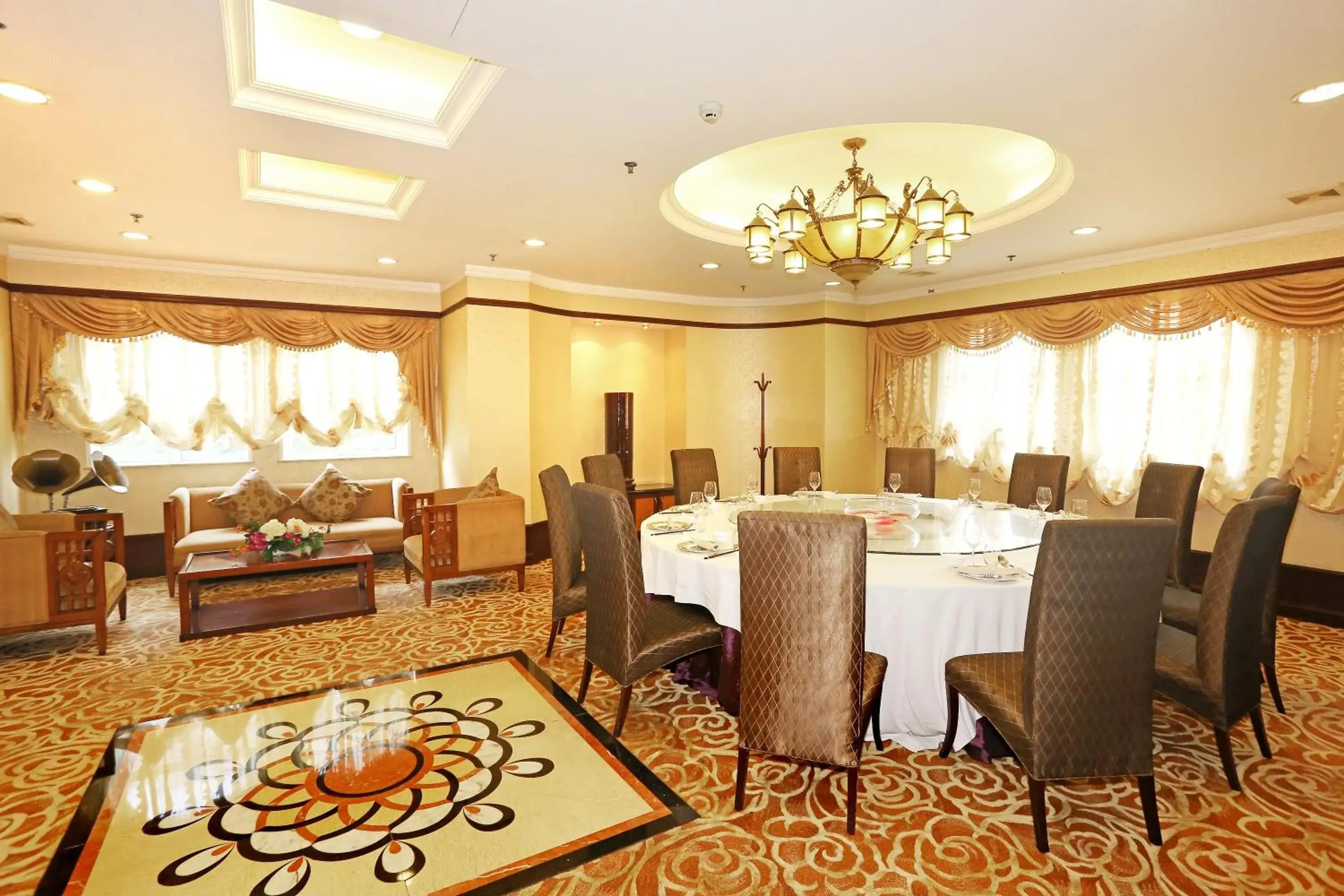 Restaurant/Places to Eat in Grand Palace Hotel（Grand Hotel Management Group）