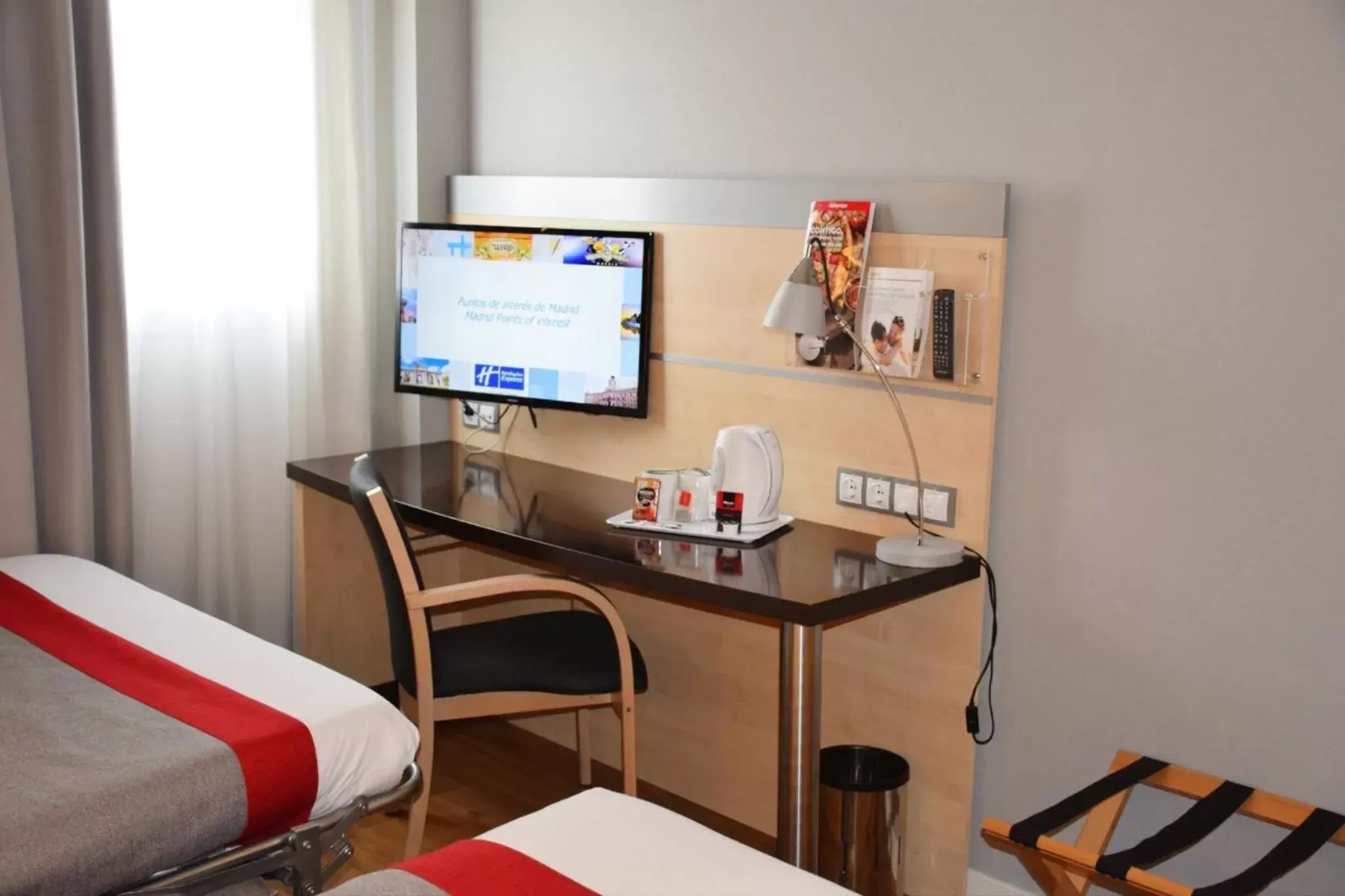 Coffee/tea facilities, TV/Entertainment Center in Hotel Holiday Inn Express Madrid-Rivas