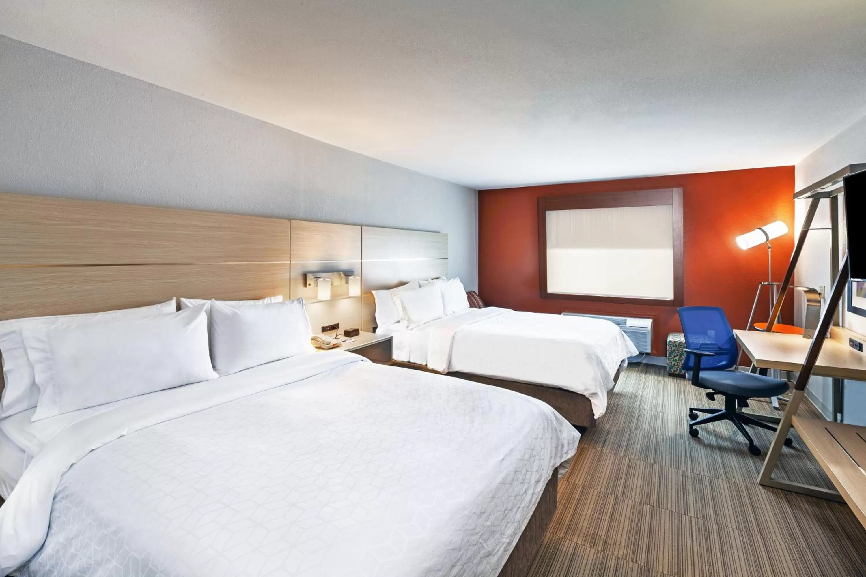Photo of the whole room, Bed in Holiday Inn Express Hotel and Suites Jenks by IHG