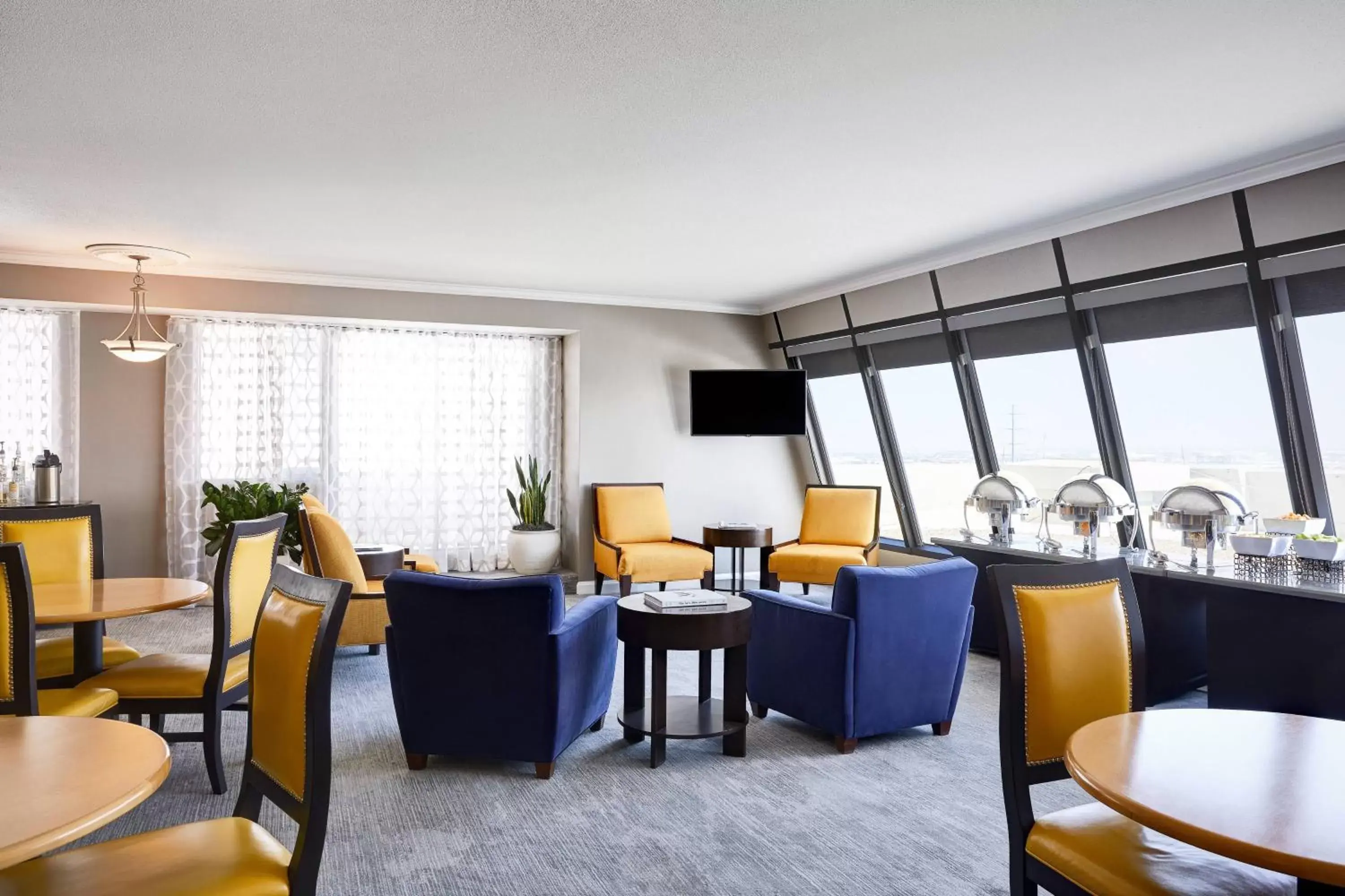 Lounge or bar, Seating Area in Renaissance Denver Central Park Hotel