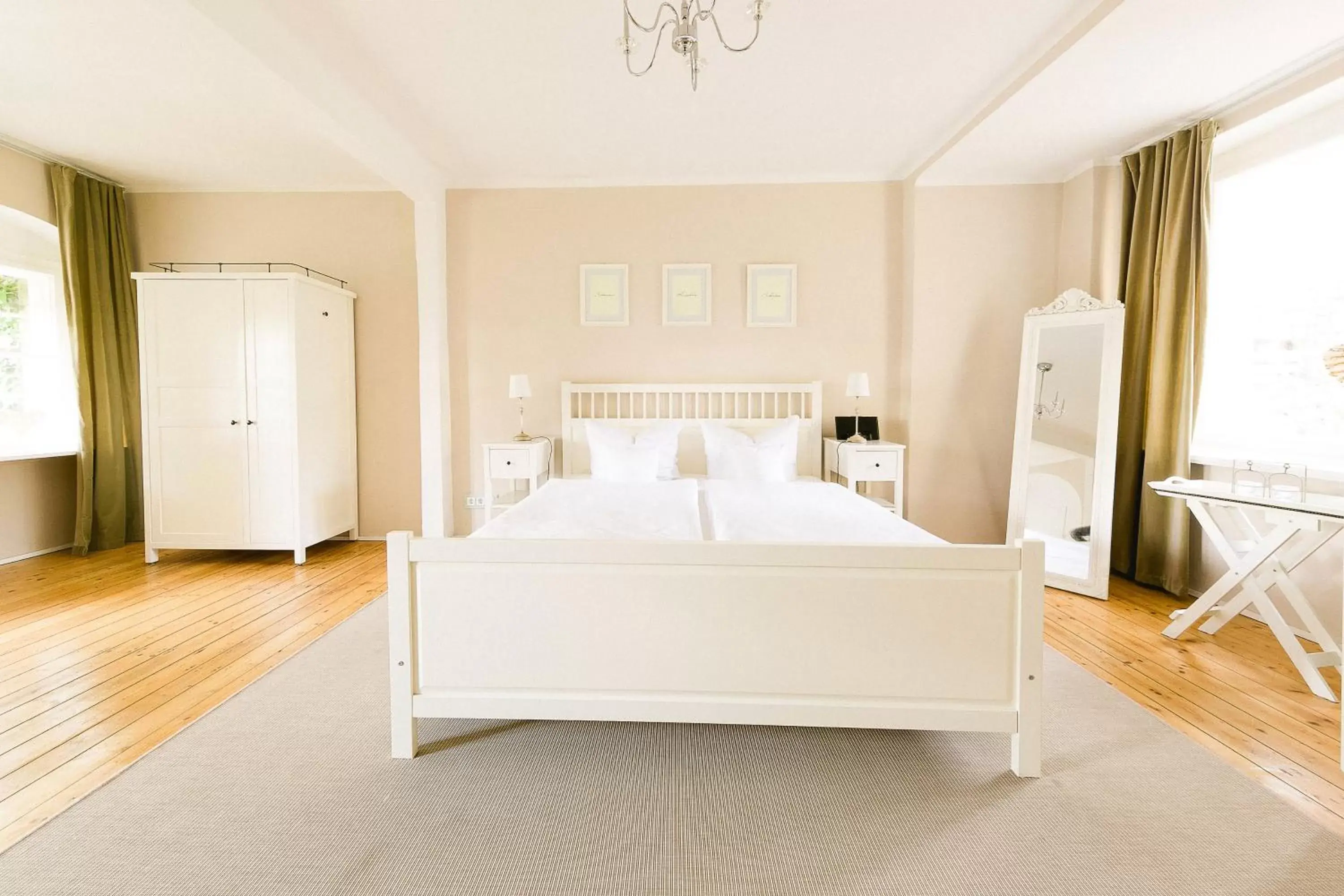Photo of the whole room, Bed in Hotel Villa Sorgenfrei & Restaurant Atelier Sanssouci