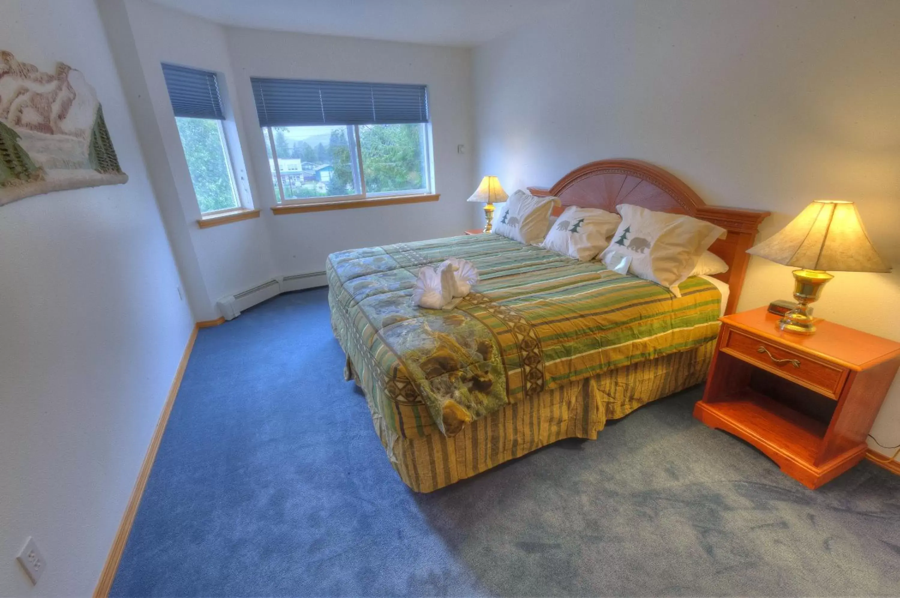 Bedroom, Bed in Frontier Suites Hotel in Juneau