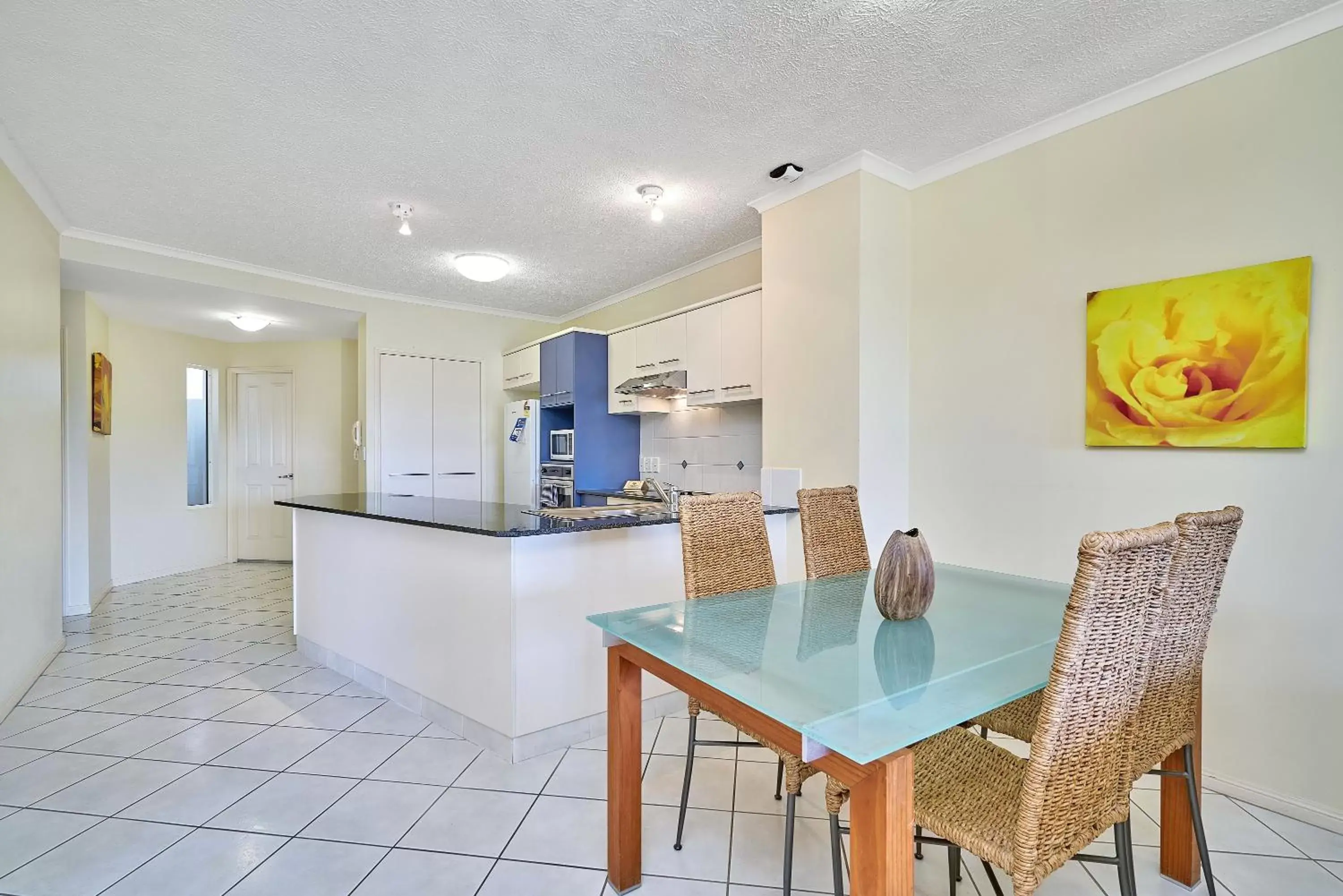 Kitchen or kitchenette, Dining Area in North Cove Waterfront Suites
