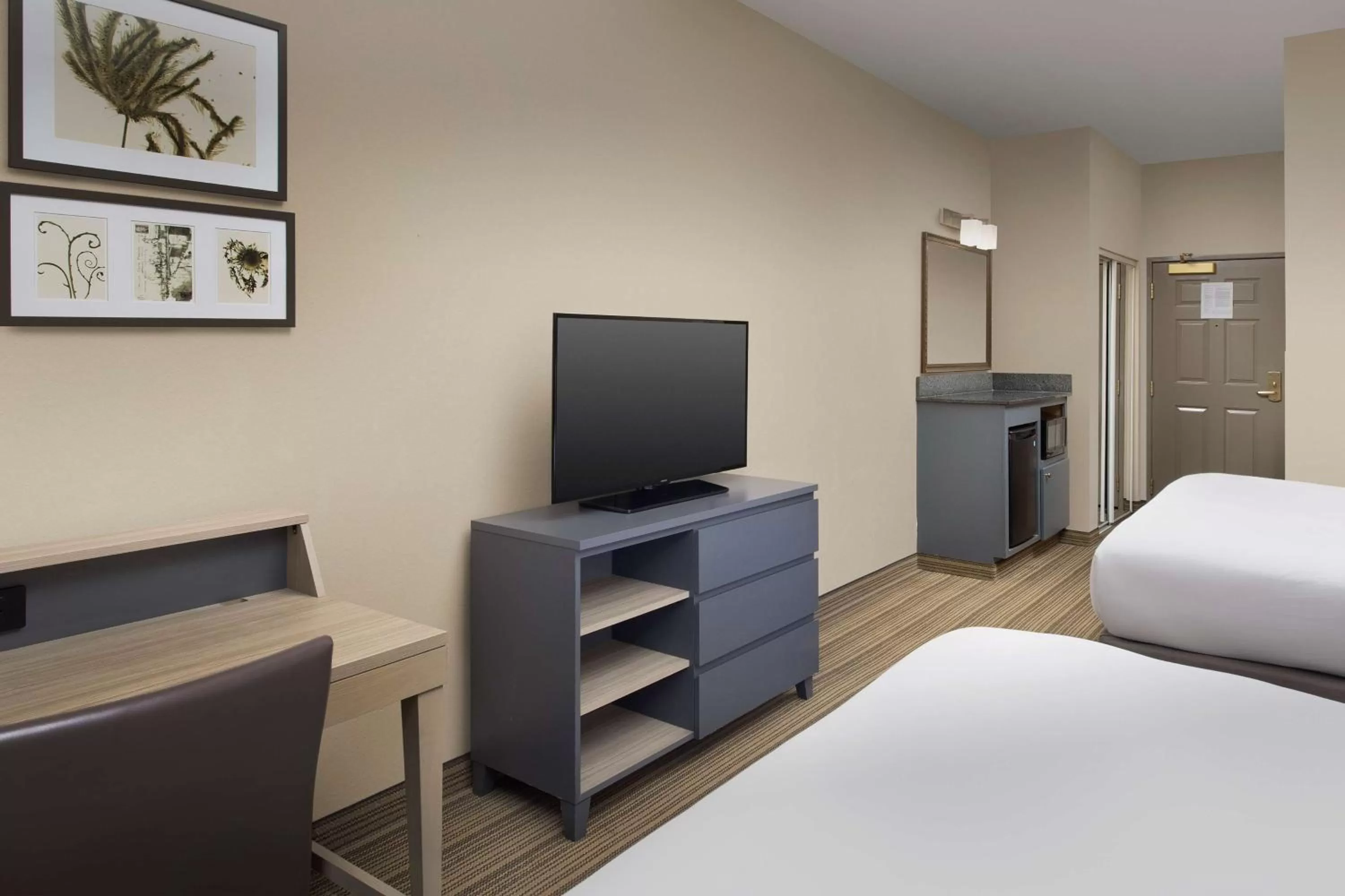 Queen Room with Two Queen Beds with Roll In Shower - Disability Access/Non-Smoking in Country Inn & Suites by Radisson, Gainesville, FL