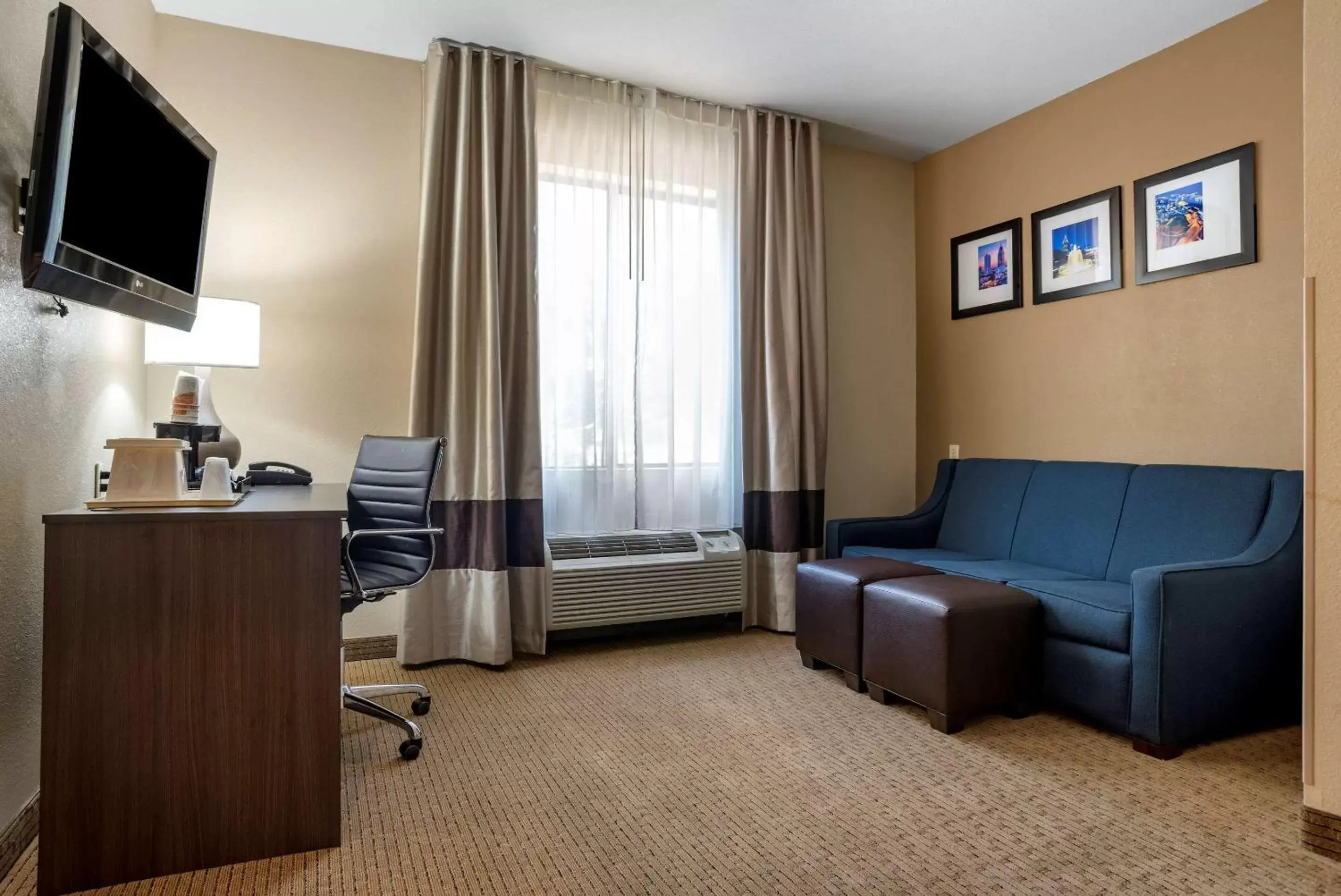 Bedroom, Seating Area in Comfort Suites Mobile West/Tillmans Corner