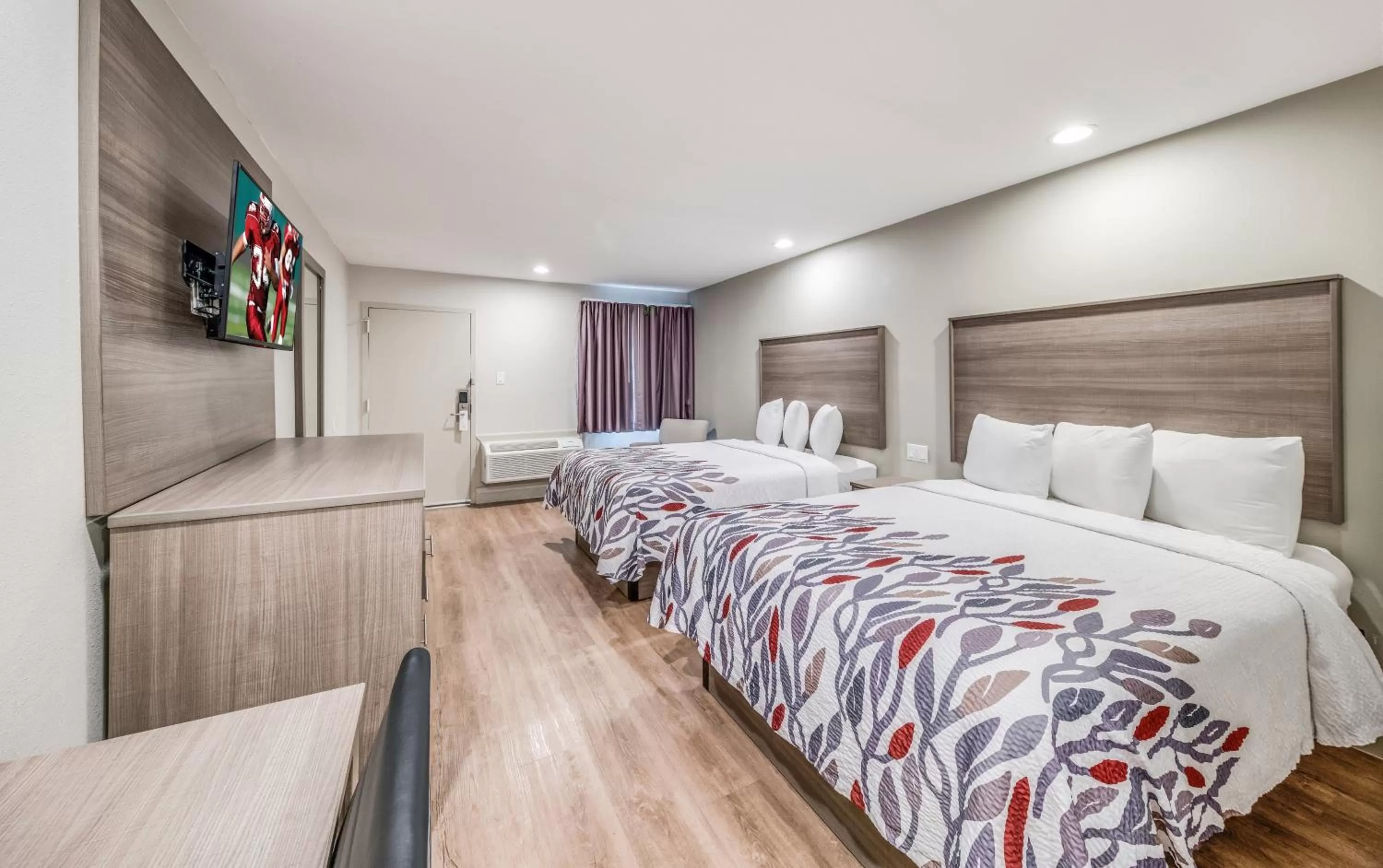 Photo of the whole room, Bed in Red Roof Inn Lewisville