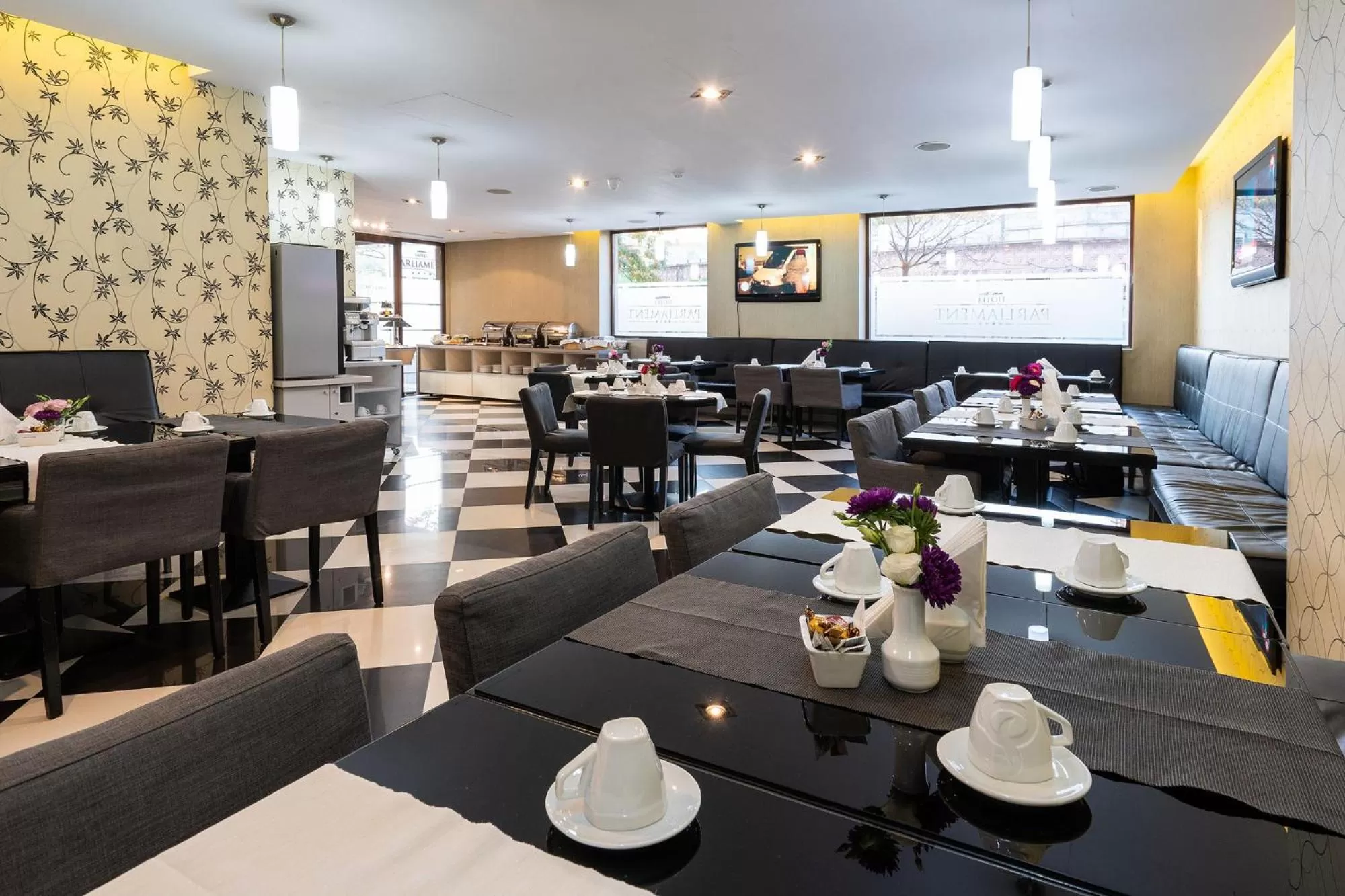 Restaurant/places to eat in Hotel Parliament