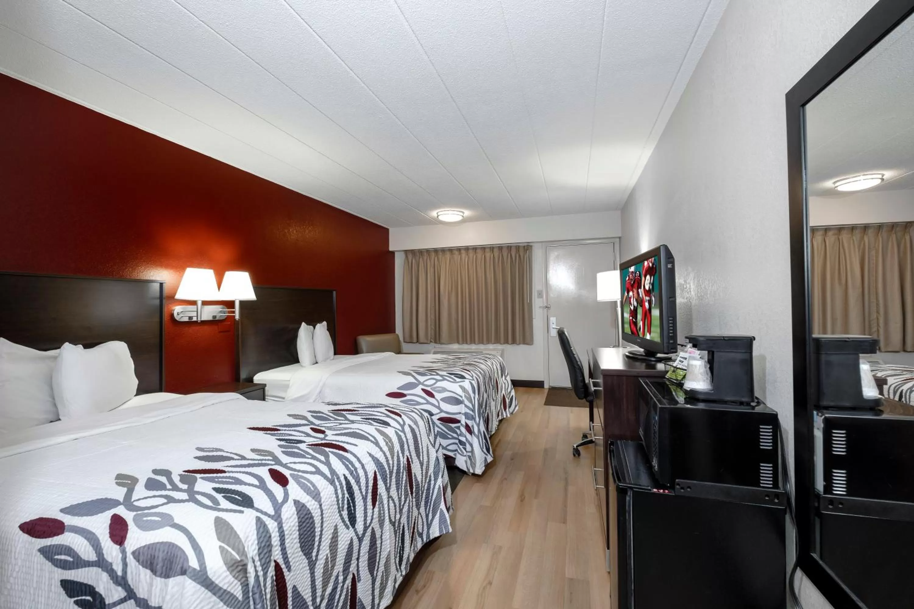 Photo of the whole room, Bed in Red Roof Inn Bloomington - Normal/University