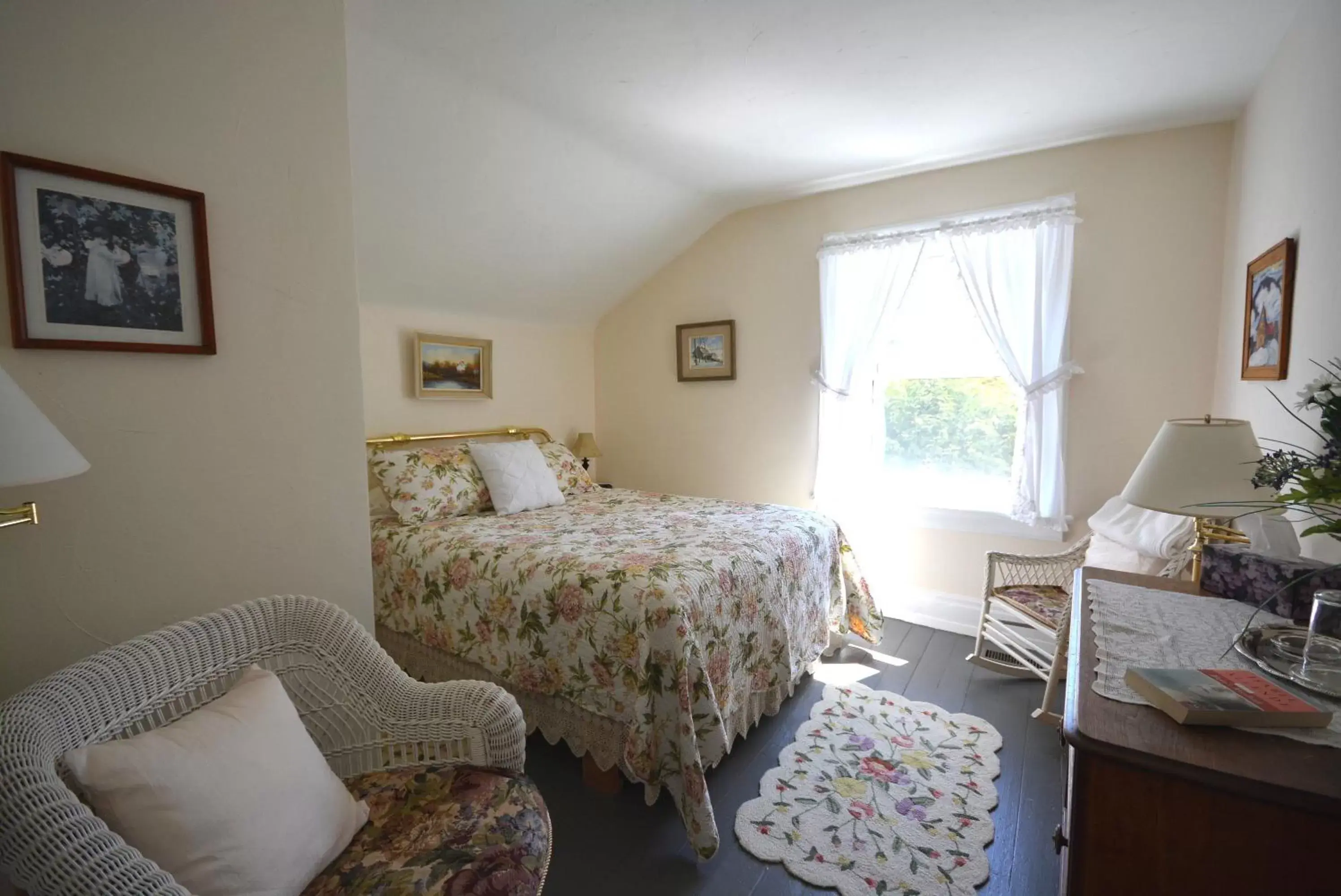 Photo of the whole room, Bed in 1842 Bed & Breakfast