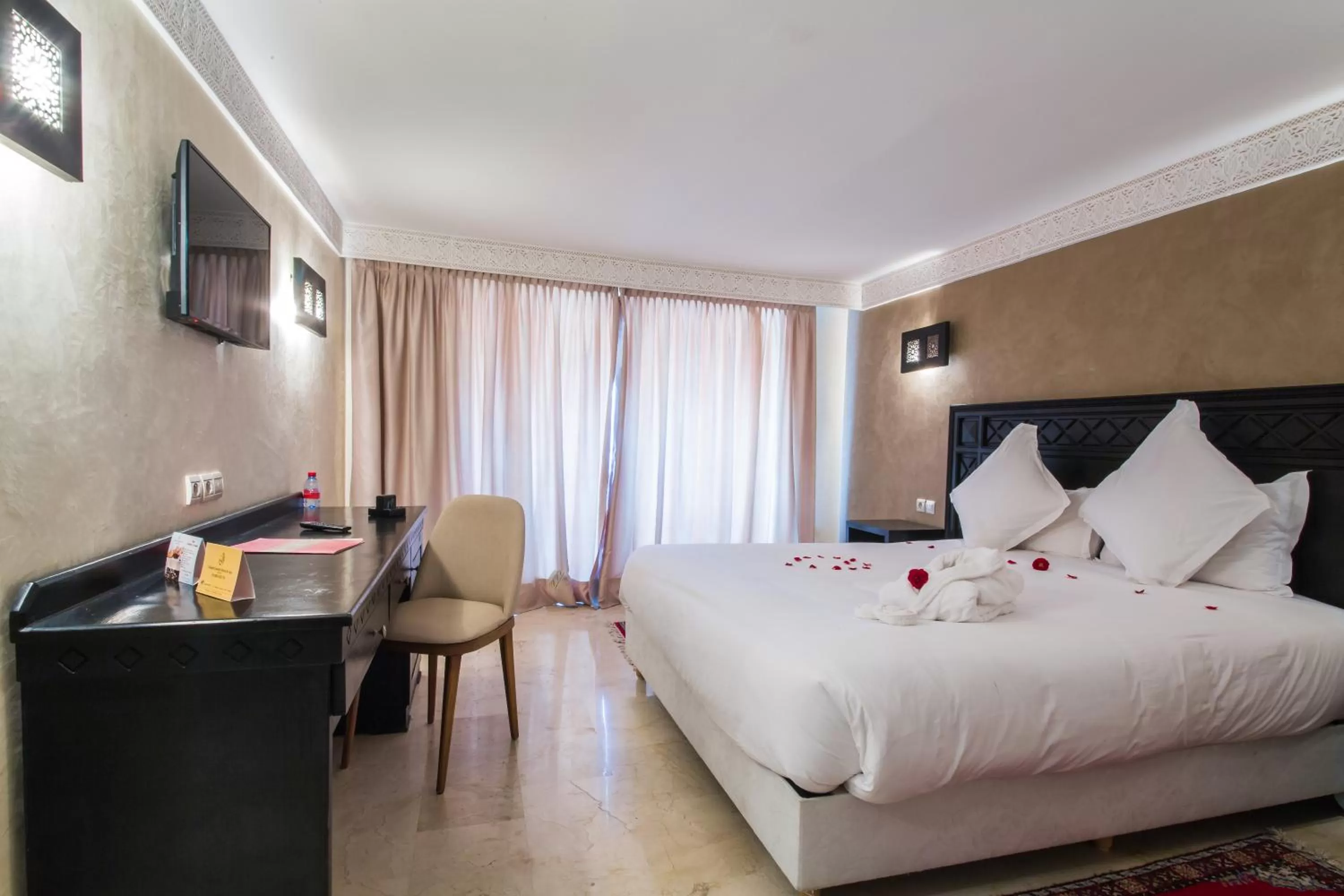 Pool view, Bed in Zalagh Kasbah Hotel & Spa