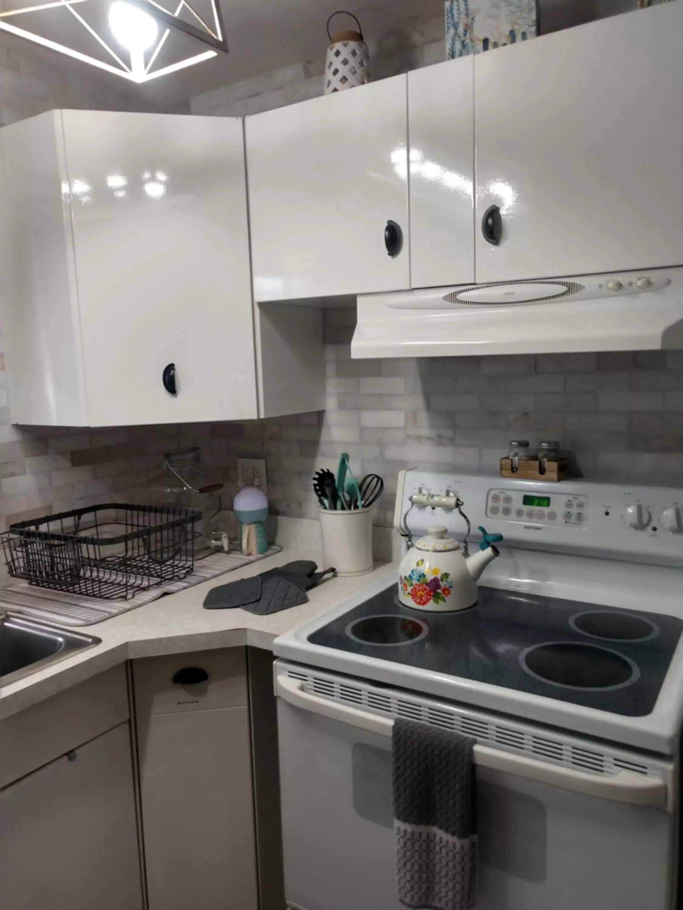 Communal kitchen, Kitchen/Kitchenette in Red Rock Motel