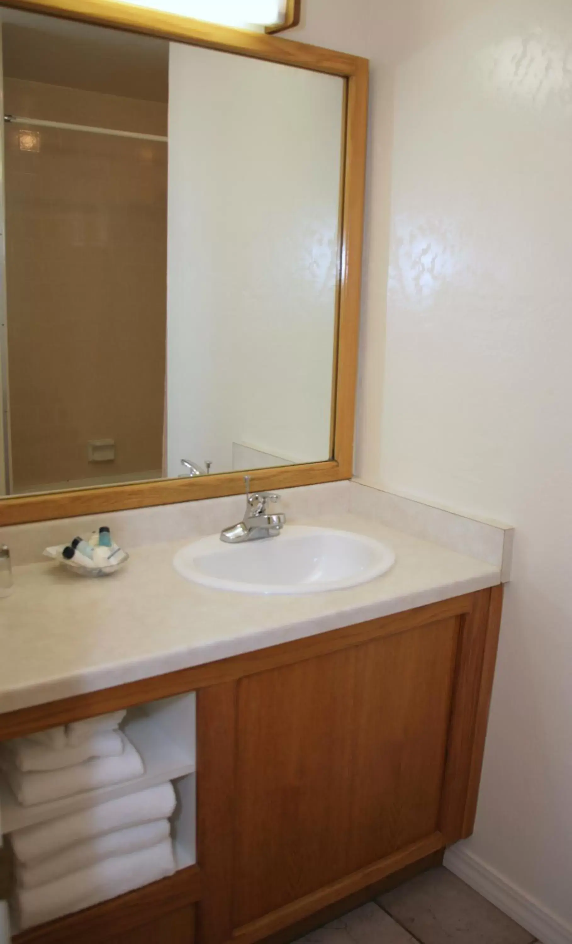 Toilet, Bathroom in Sands by the Sea Motel