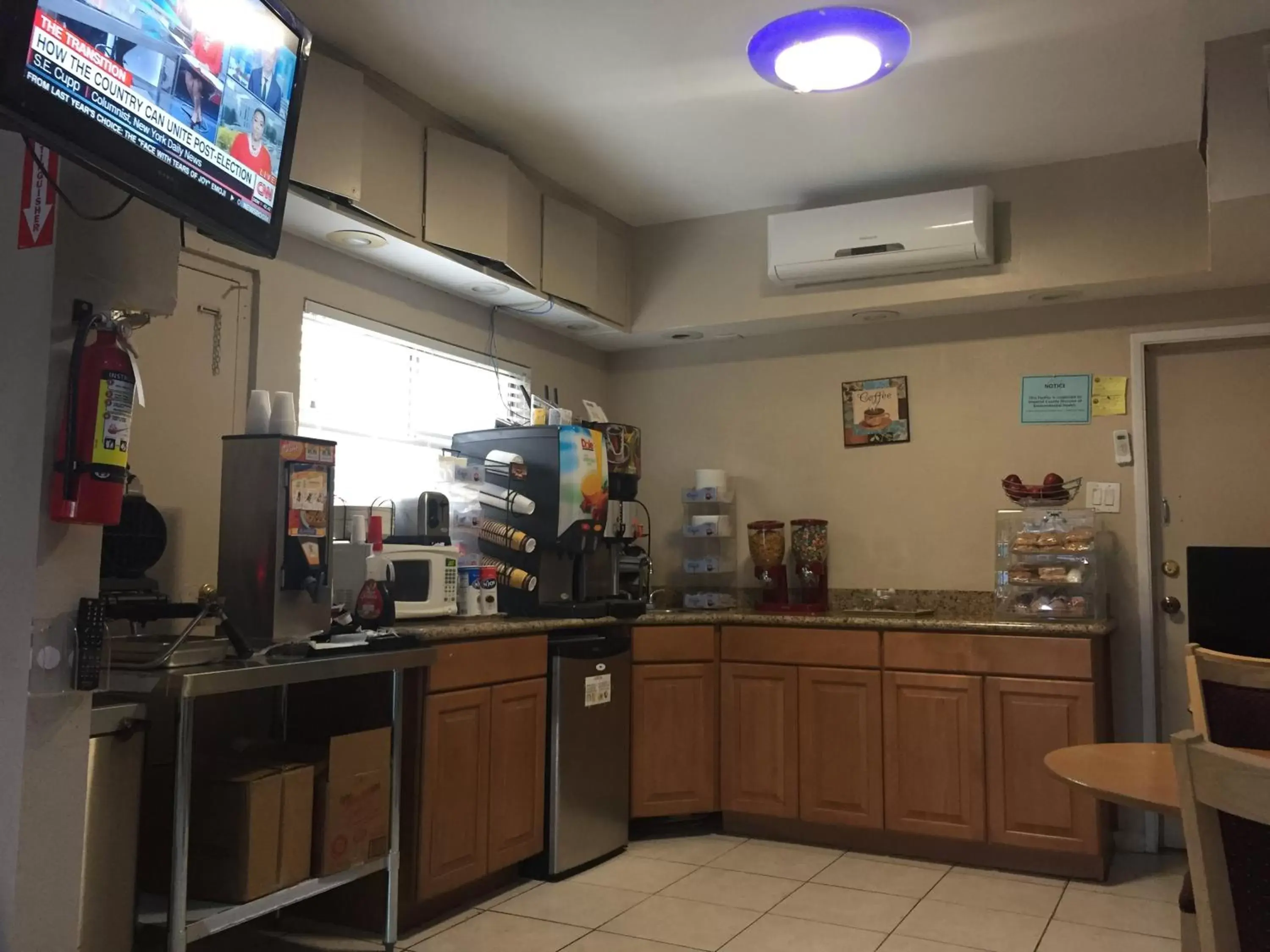 Continental breakfast, Restaurant/Places to Eat in Townhouse Inn and Suites