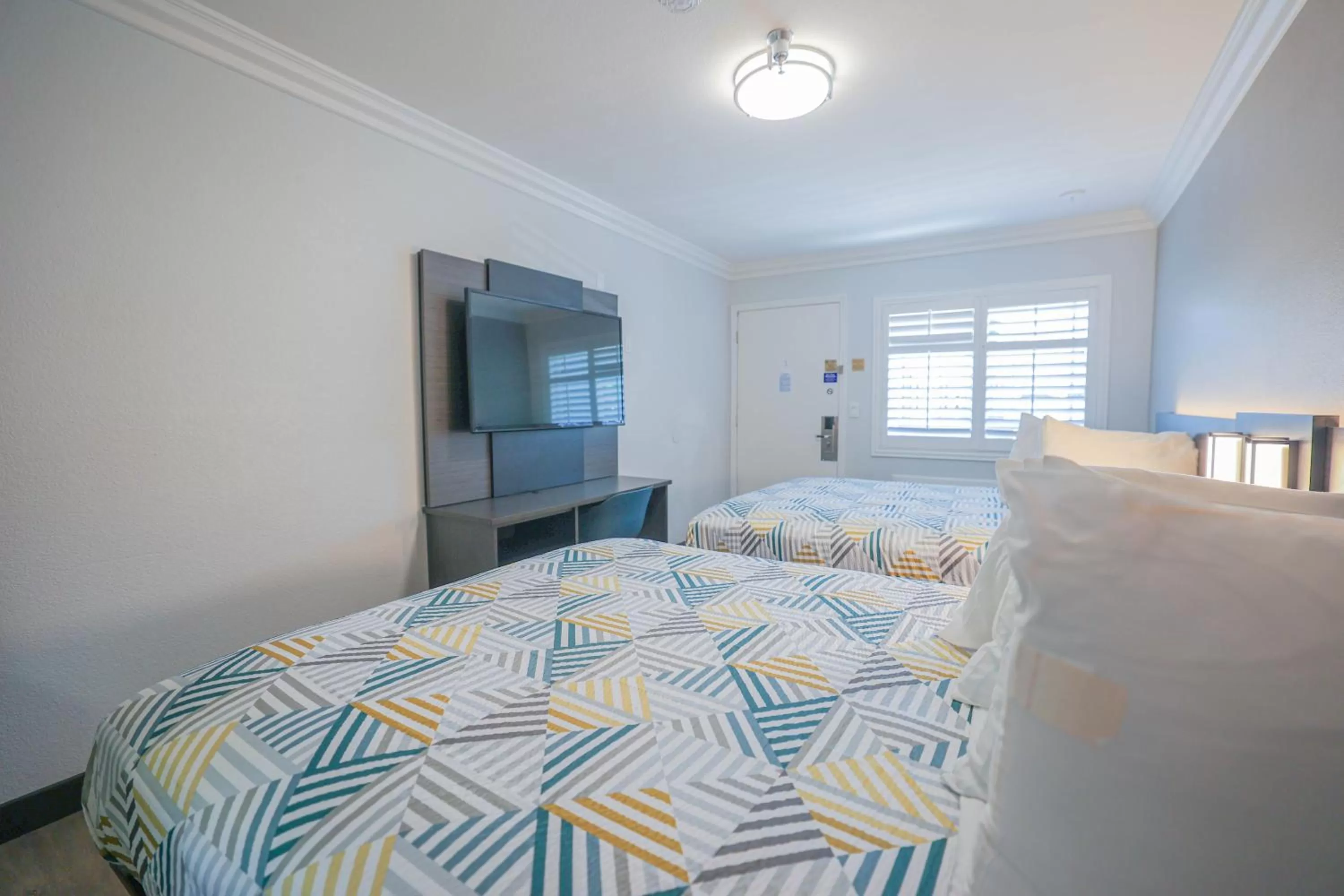 Bed in Motel 6, Tustin, Orange County-CA