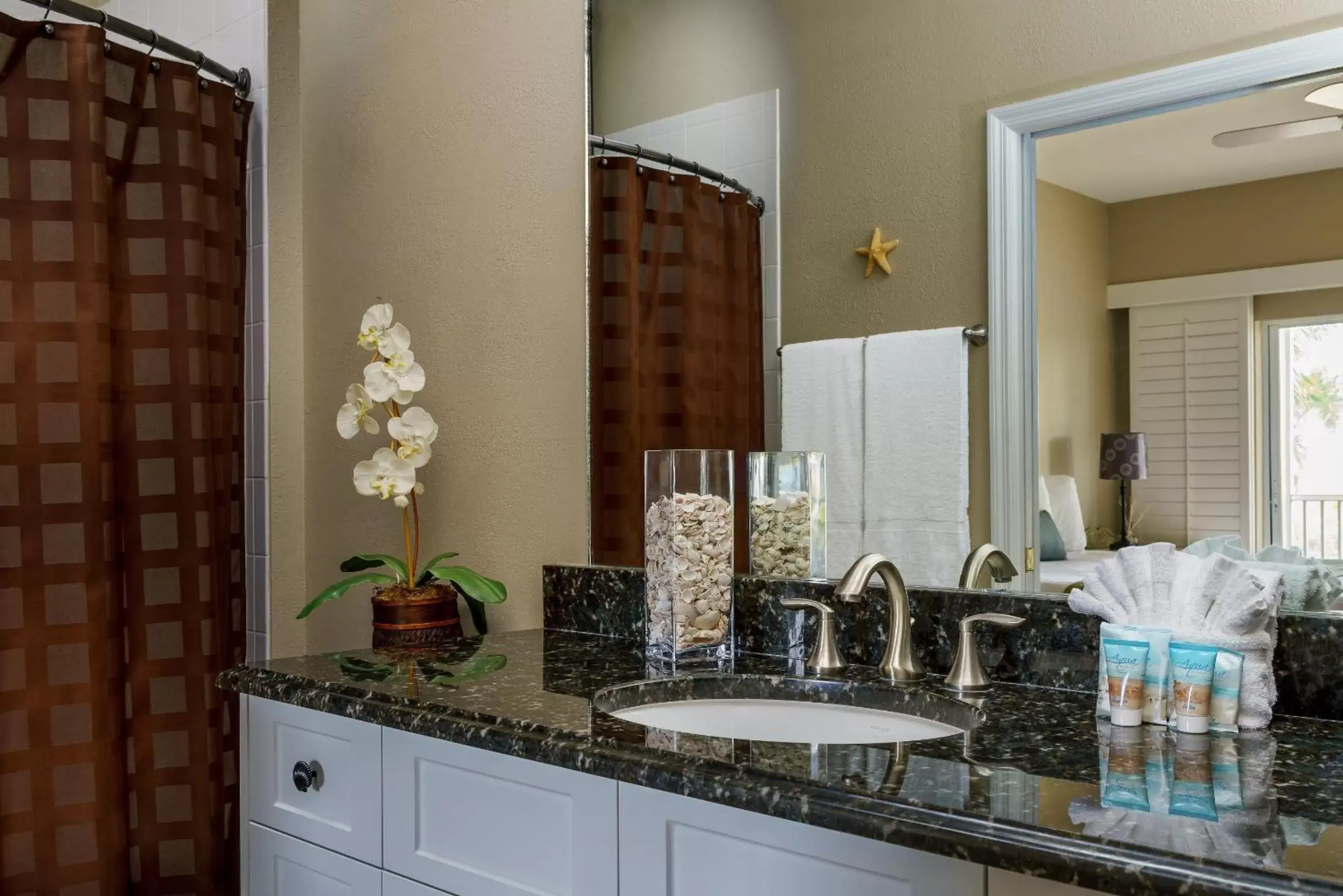Bathroom, Kitchen/Kitchenette in Olde Marco Island Inn and Suites