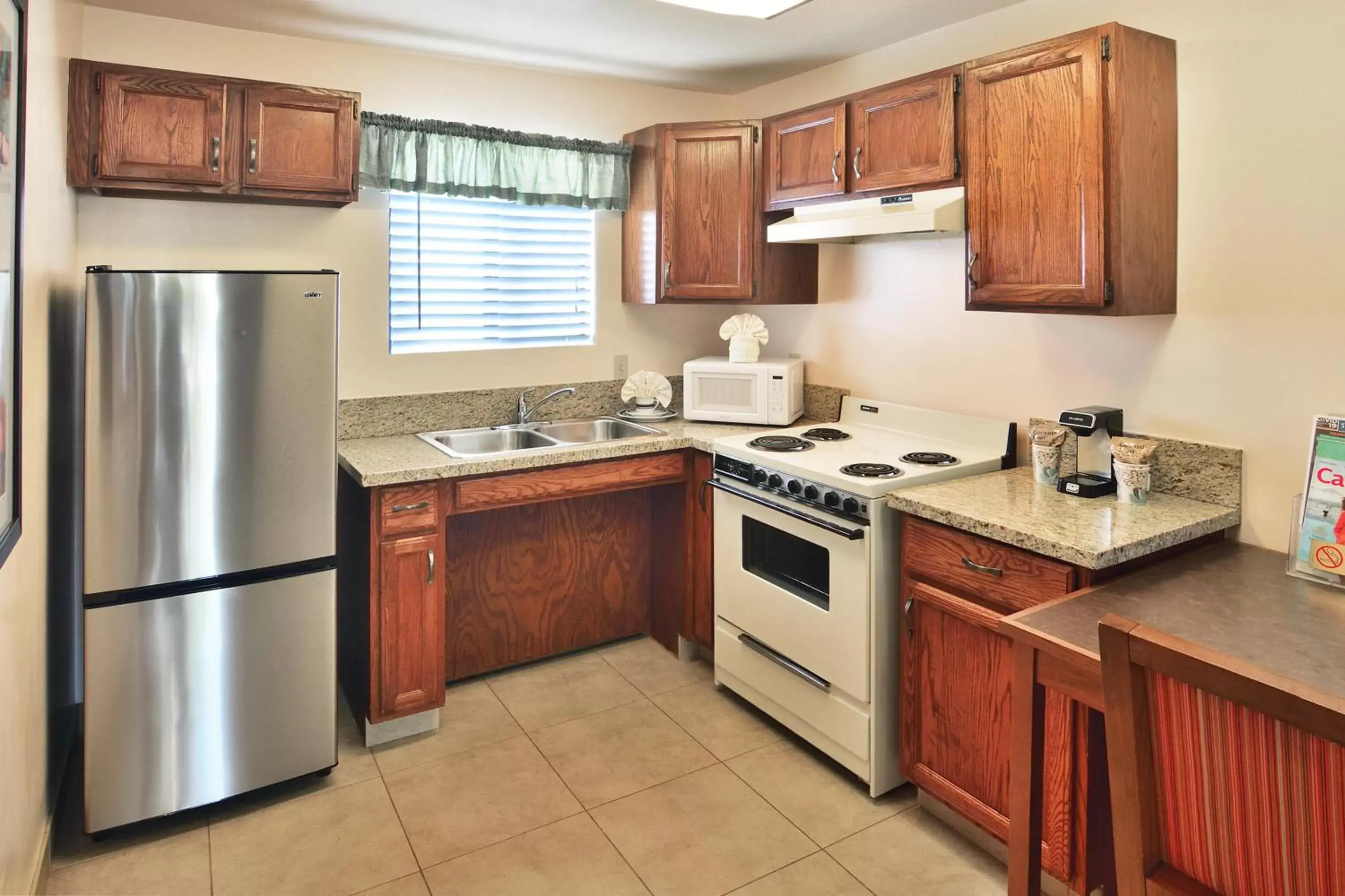 kitchen, Kitchen/Kitchenette in Lamplighter Inn & Suites at SDSU