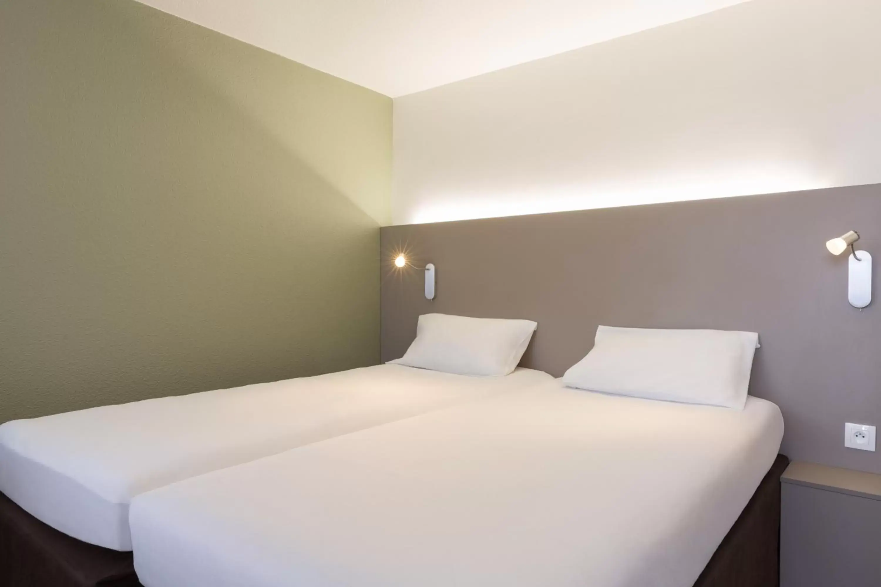 Bed in The Originals City, Hôtel Annecy Aéroport (Inter-Hotel)