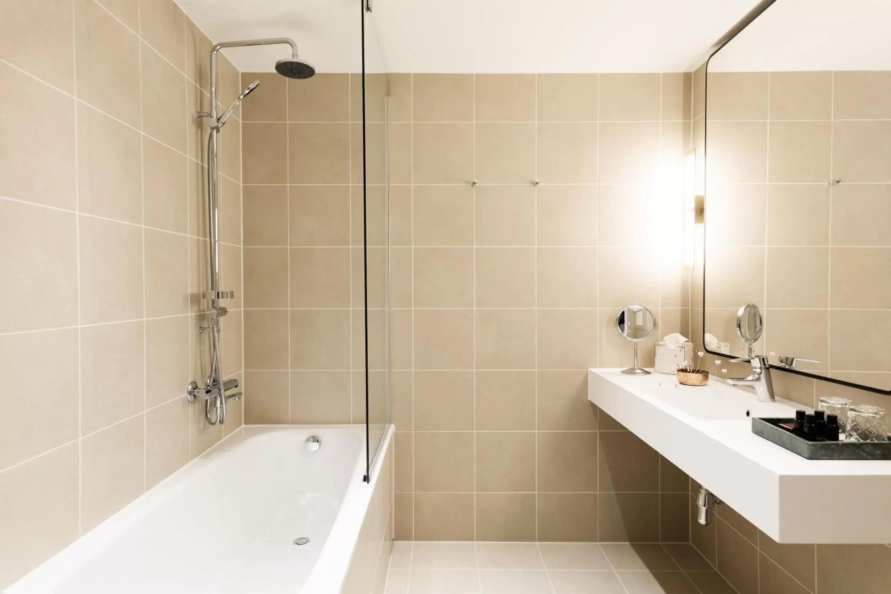 Shower, Bathroom in Elite Hotel Carolina Tower