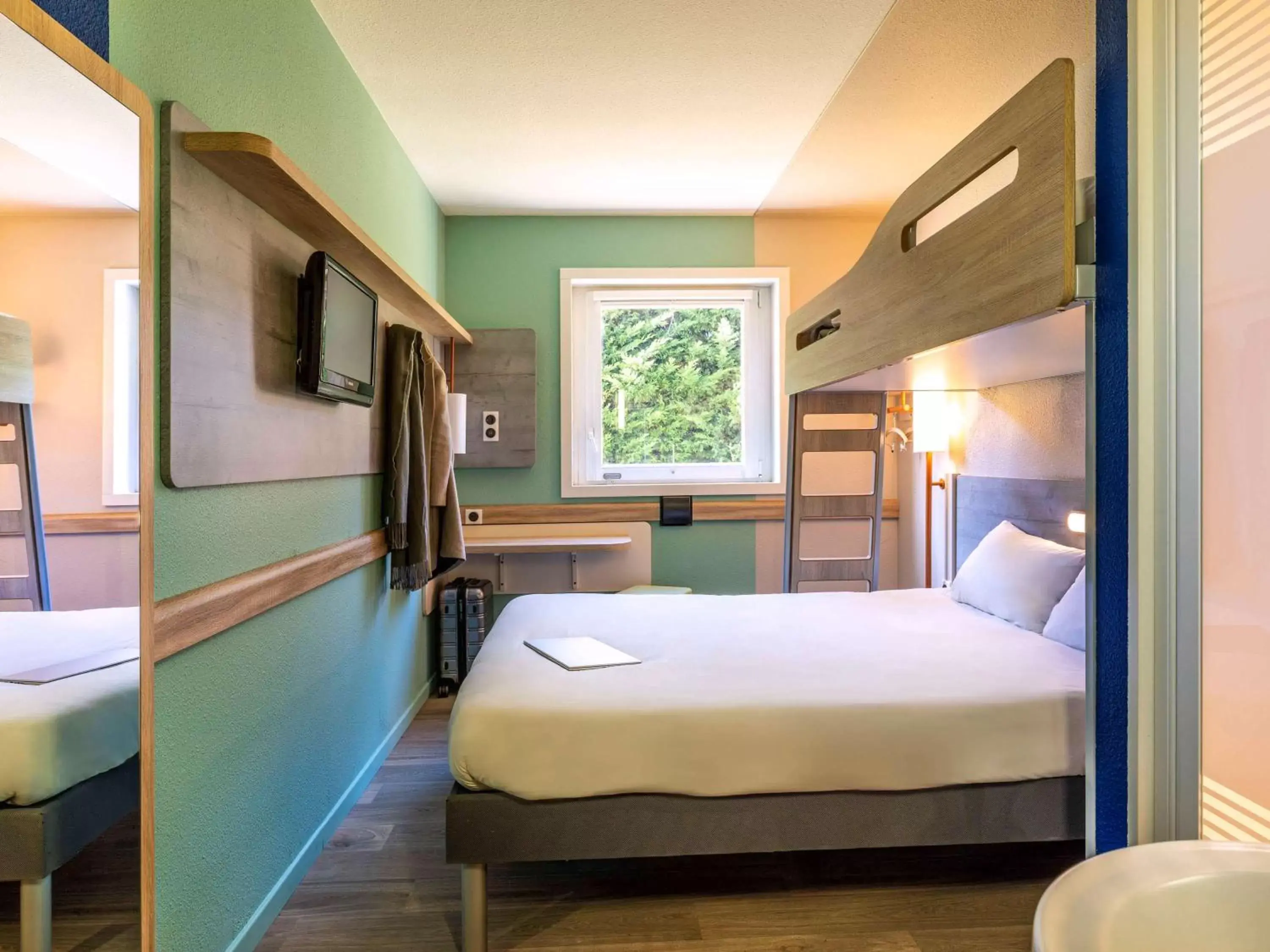 Photo of the whole room, Bed in Ibis Budget Lyon Est Saint Quentin Fallavier Photo of the whole room, Bed in Ibis Budget Lyon Est Saint Quentin Fallavier
