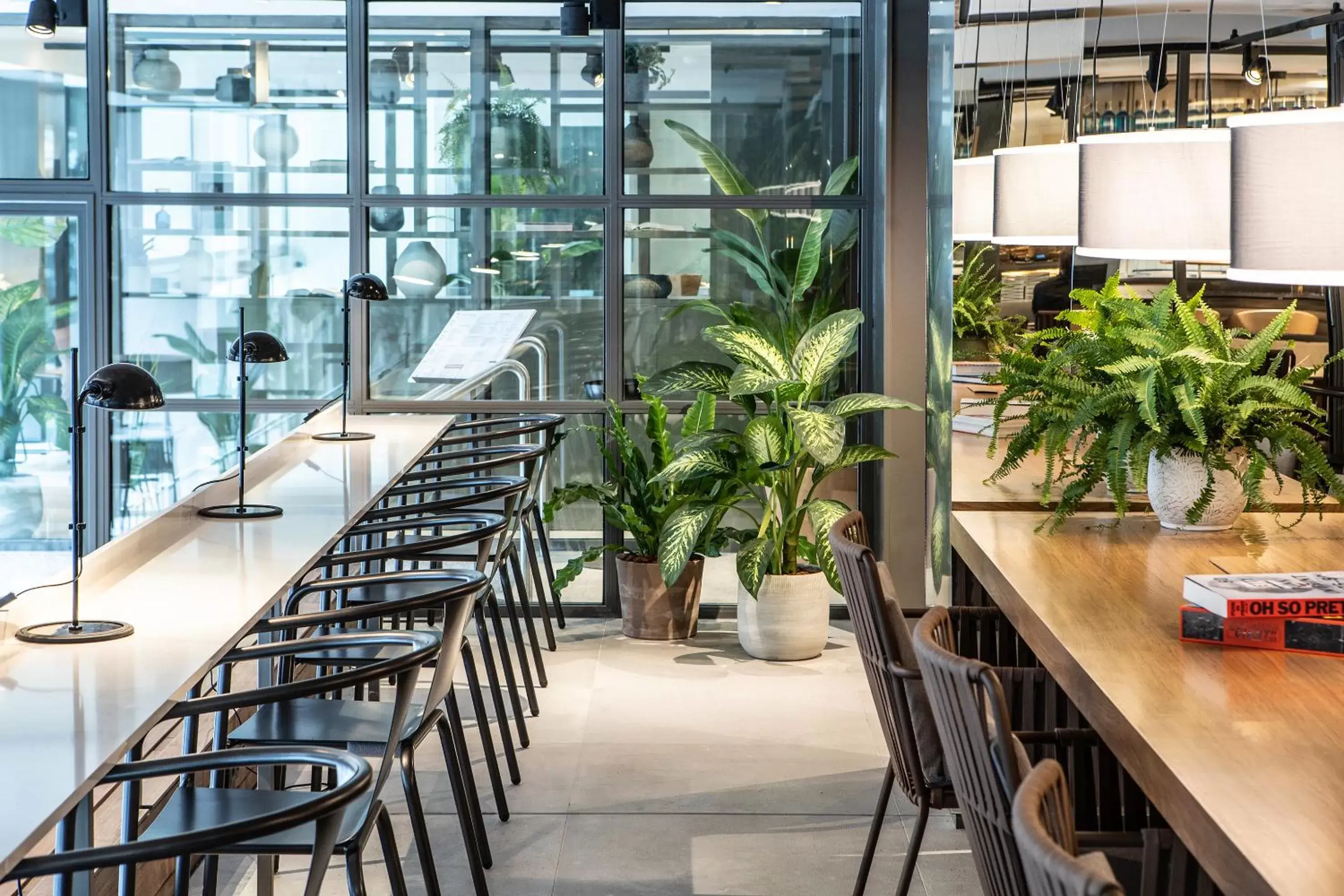 Lounge or bar in INNSiDE by Meliá Zaragoza Lounge or bar in INNSiDE by Meliá Zaragoza