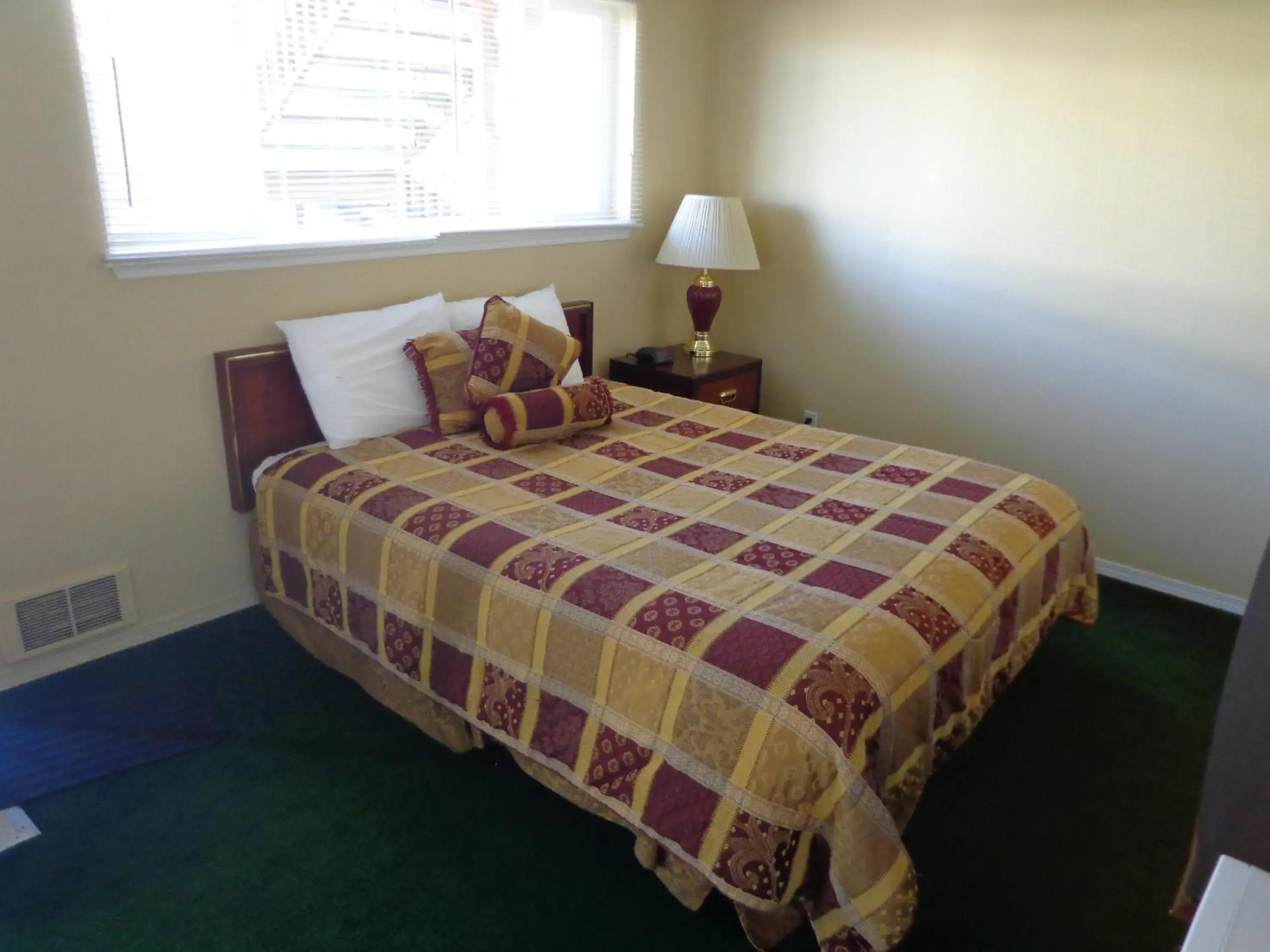 Bedroom, Bed in Ocean Shores Inn & Suites