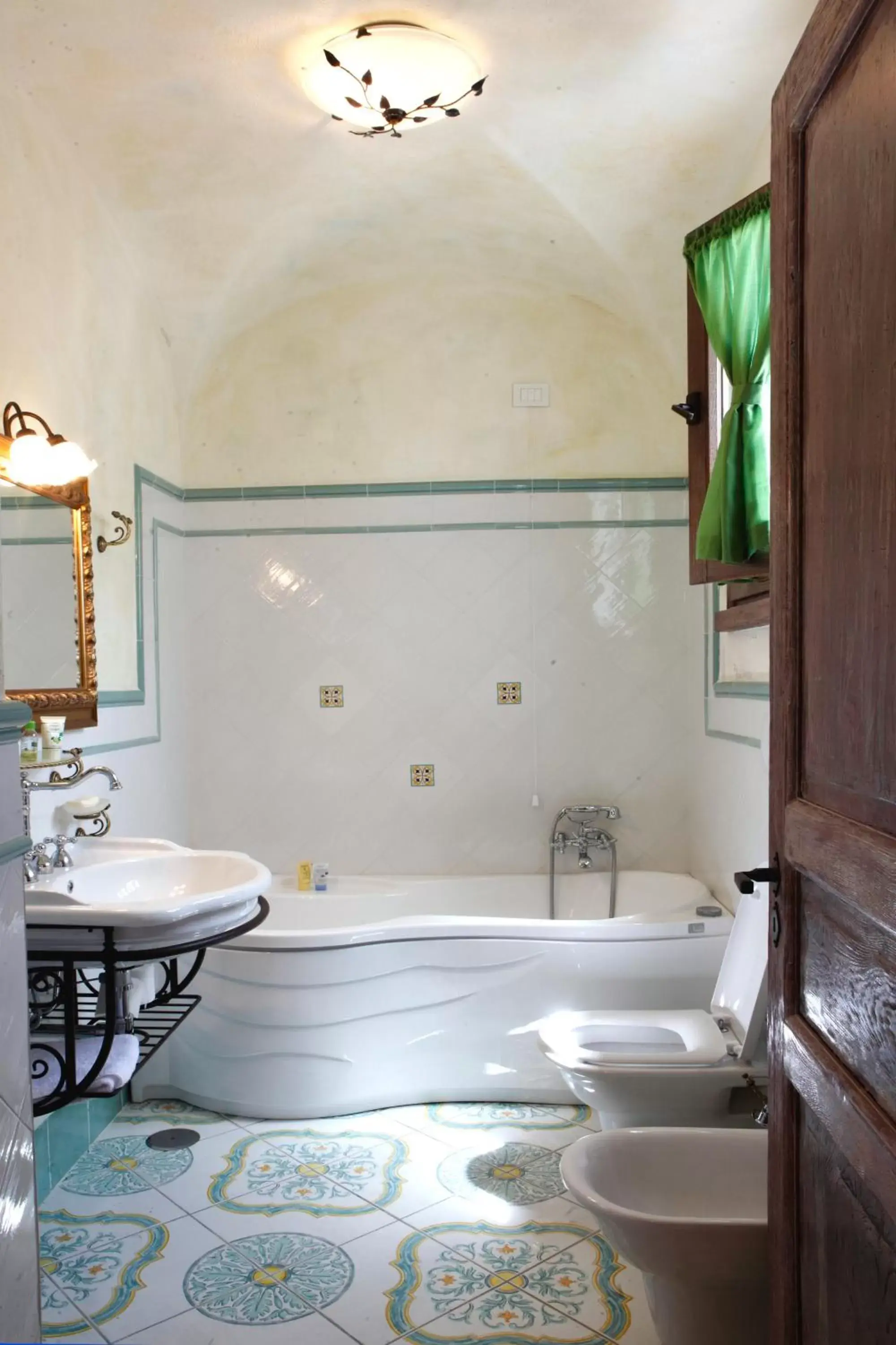 Bathroom in L'Antico Borgo Dei Limoni