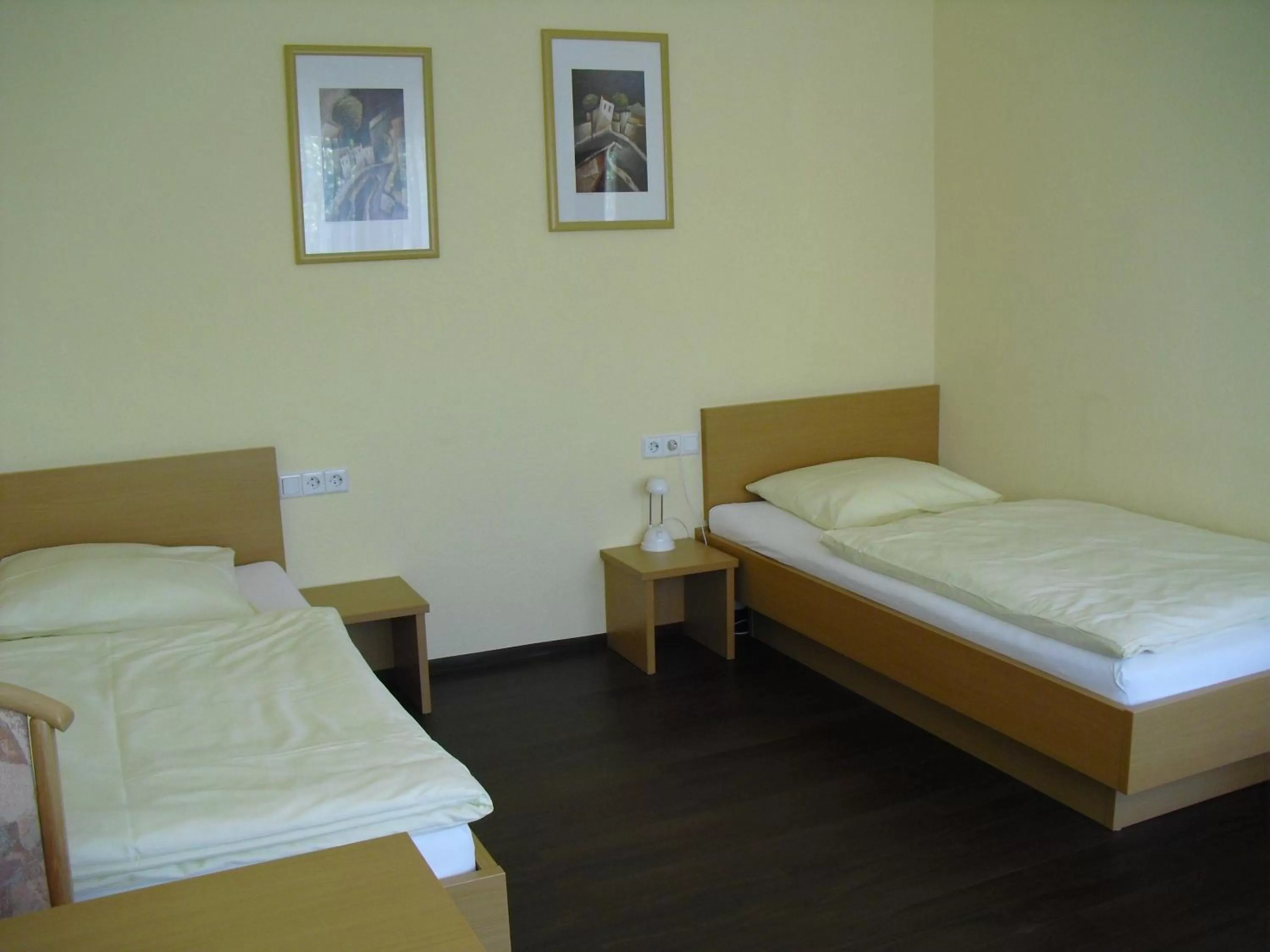 Photo of the whole room, Bed in Boardingroom