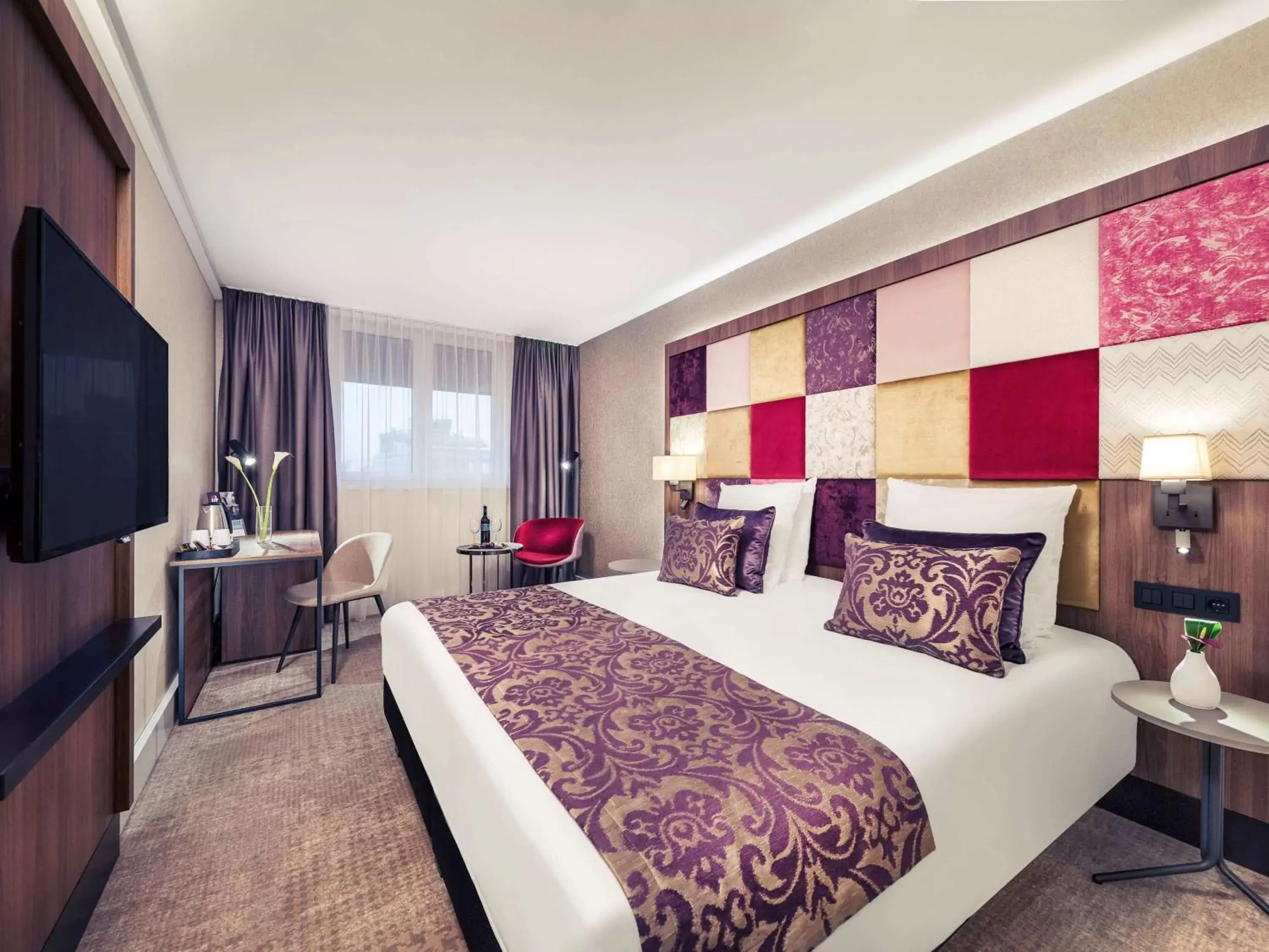 Photo of the whole room, Bed in Mercure Budapest Korona