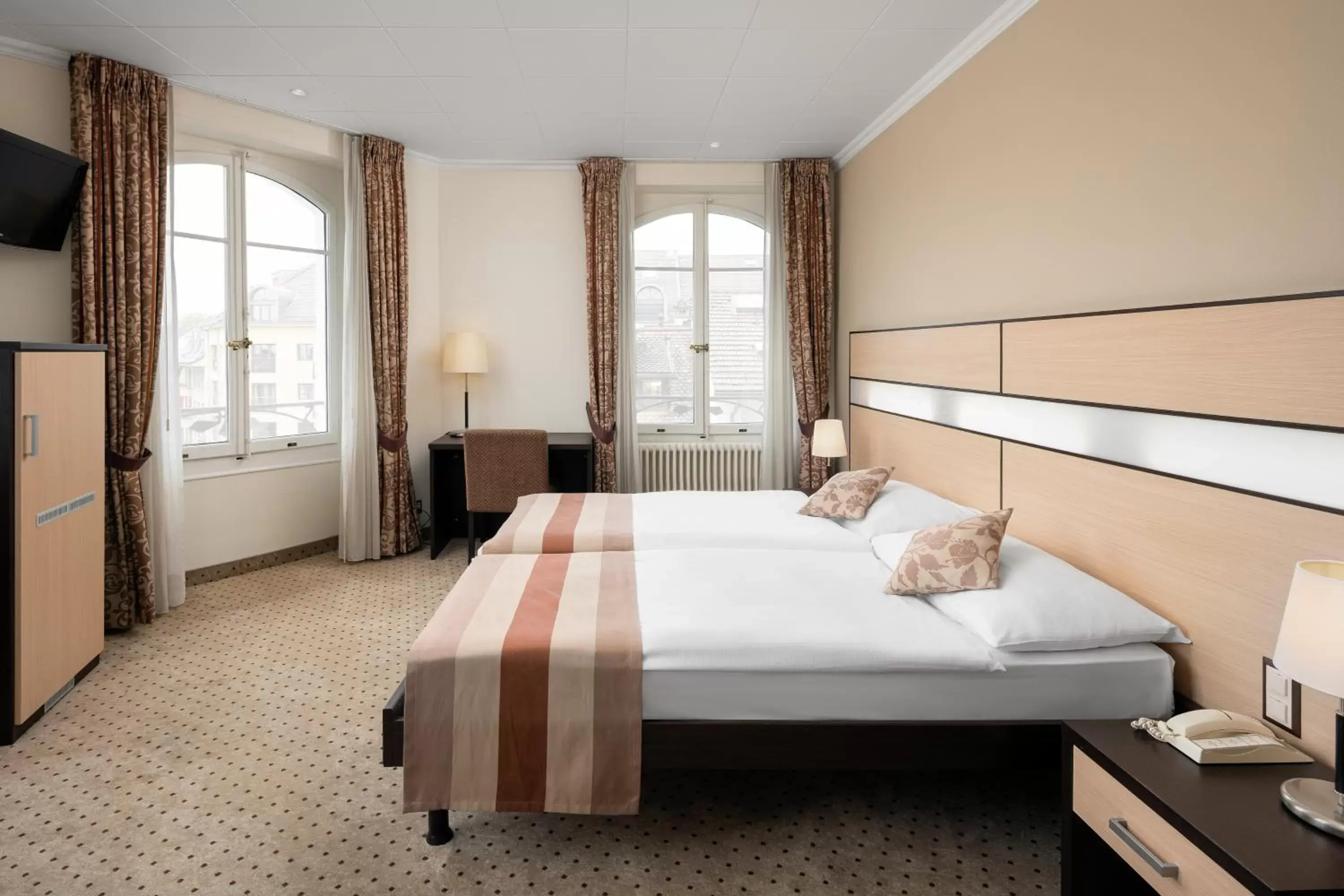 Photo of the whole room, Bed in Hôtel des Alpes