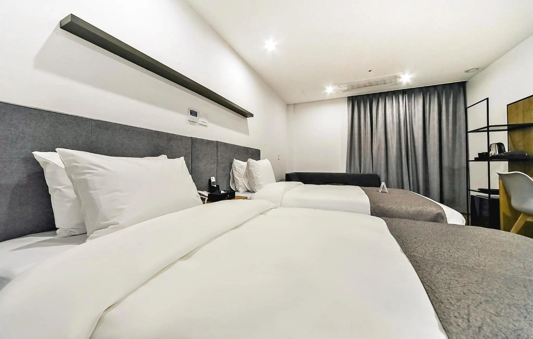 Bed in Hotel Noblestay