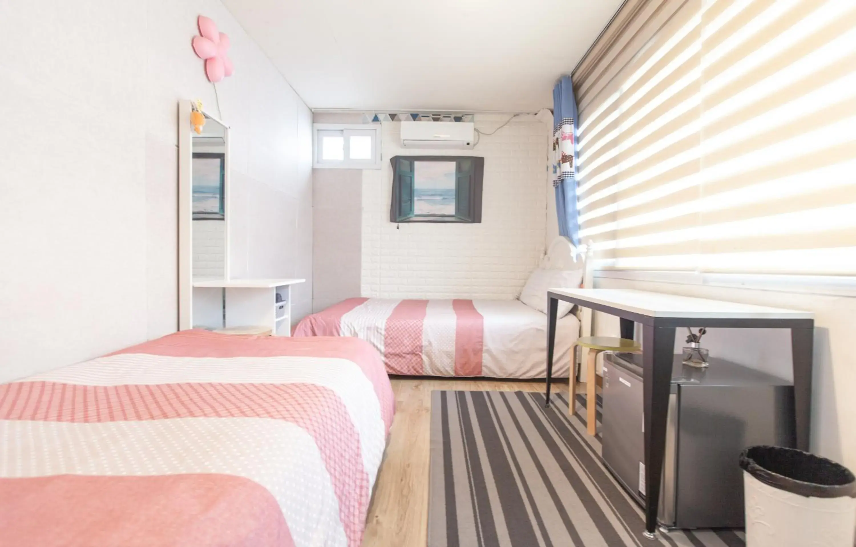 Photo of the whole room, Bed in Hongdae Style Guesthouse