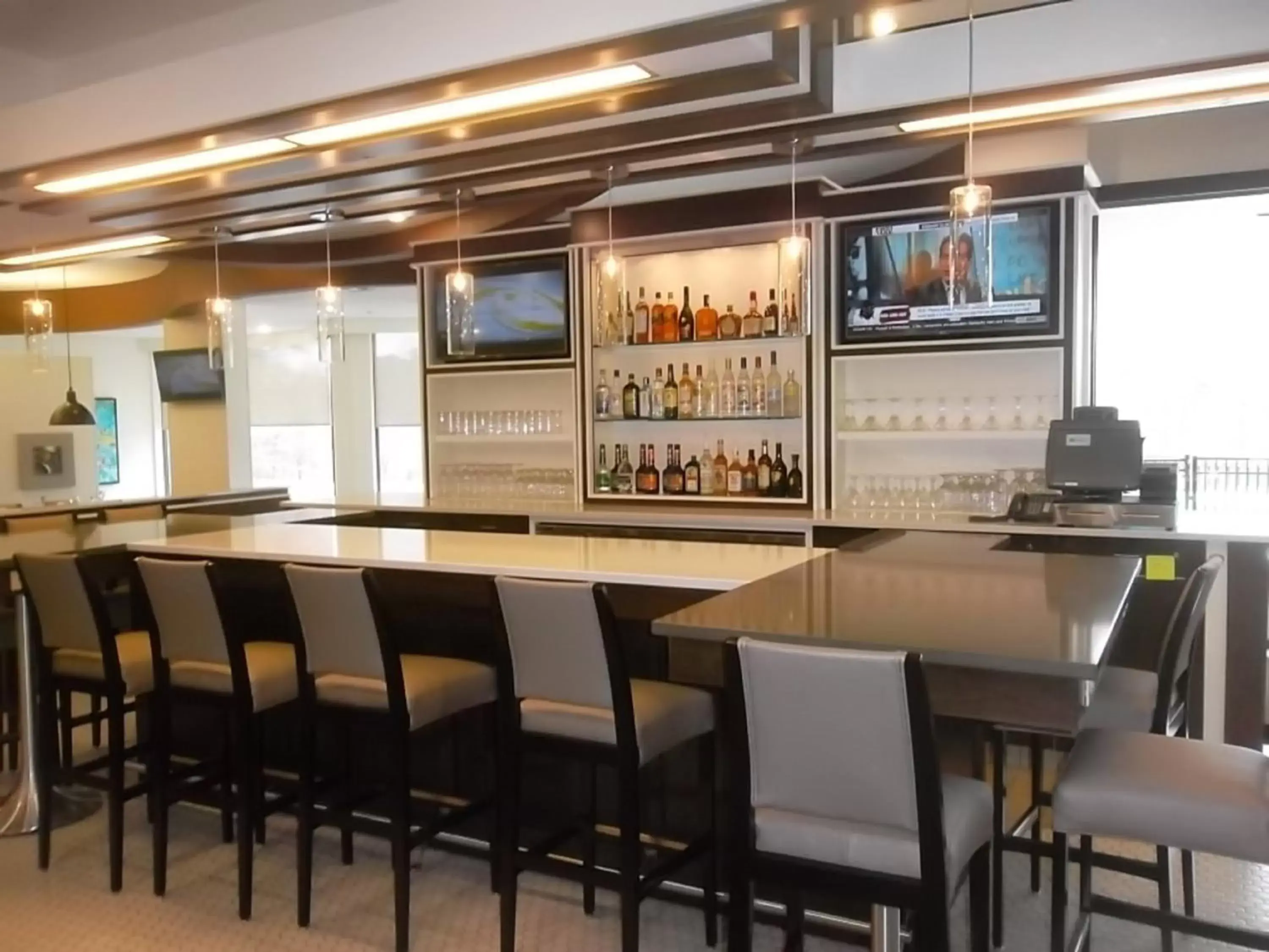 Lounge or bar, Lounge/Bar in Holiday Inn Greensboro Coliseum, an IHG Hotel