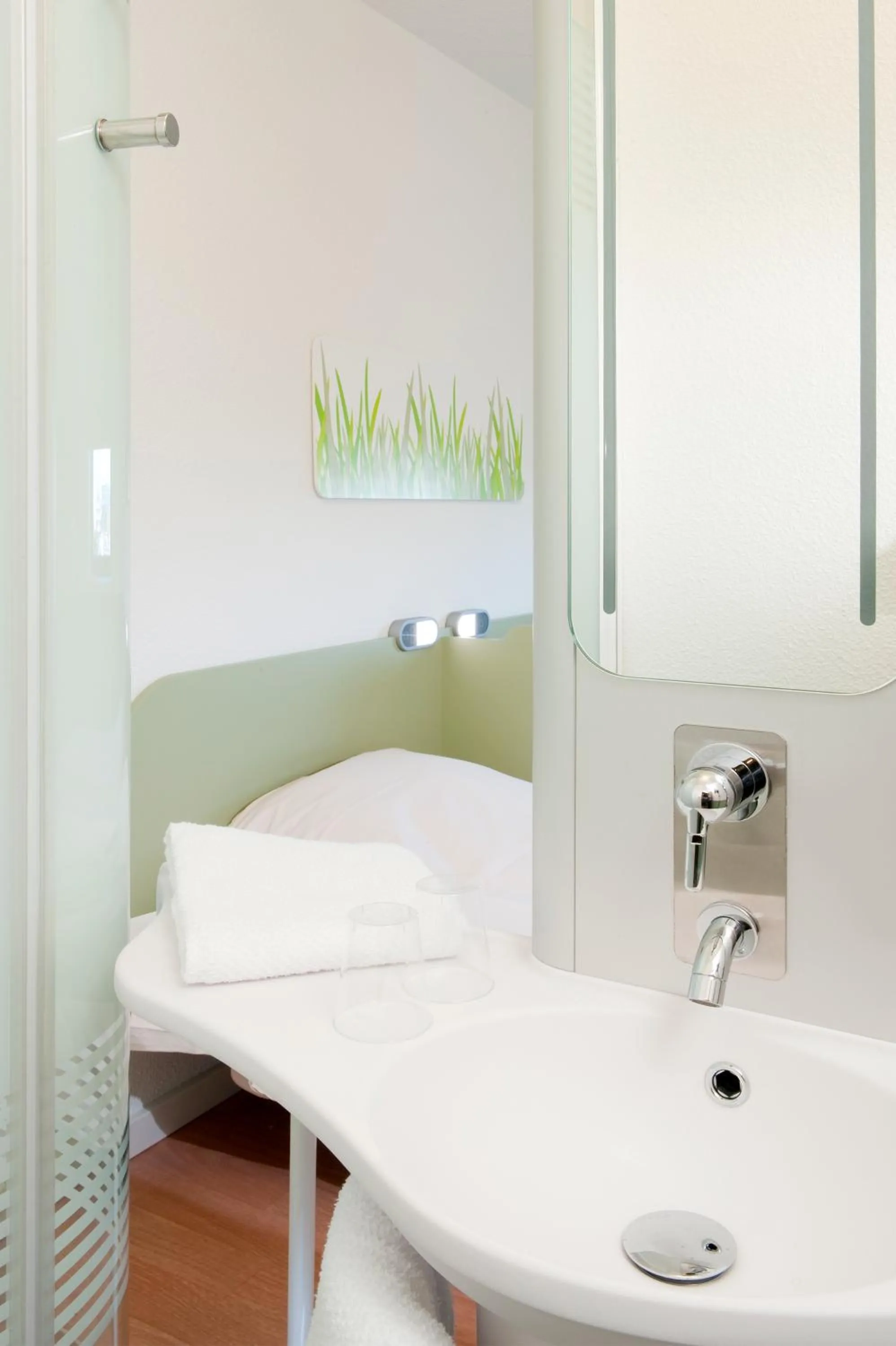 Bathroom, Bed in ibis budget Istres Trigance