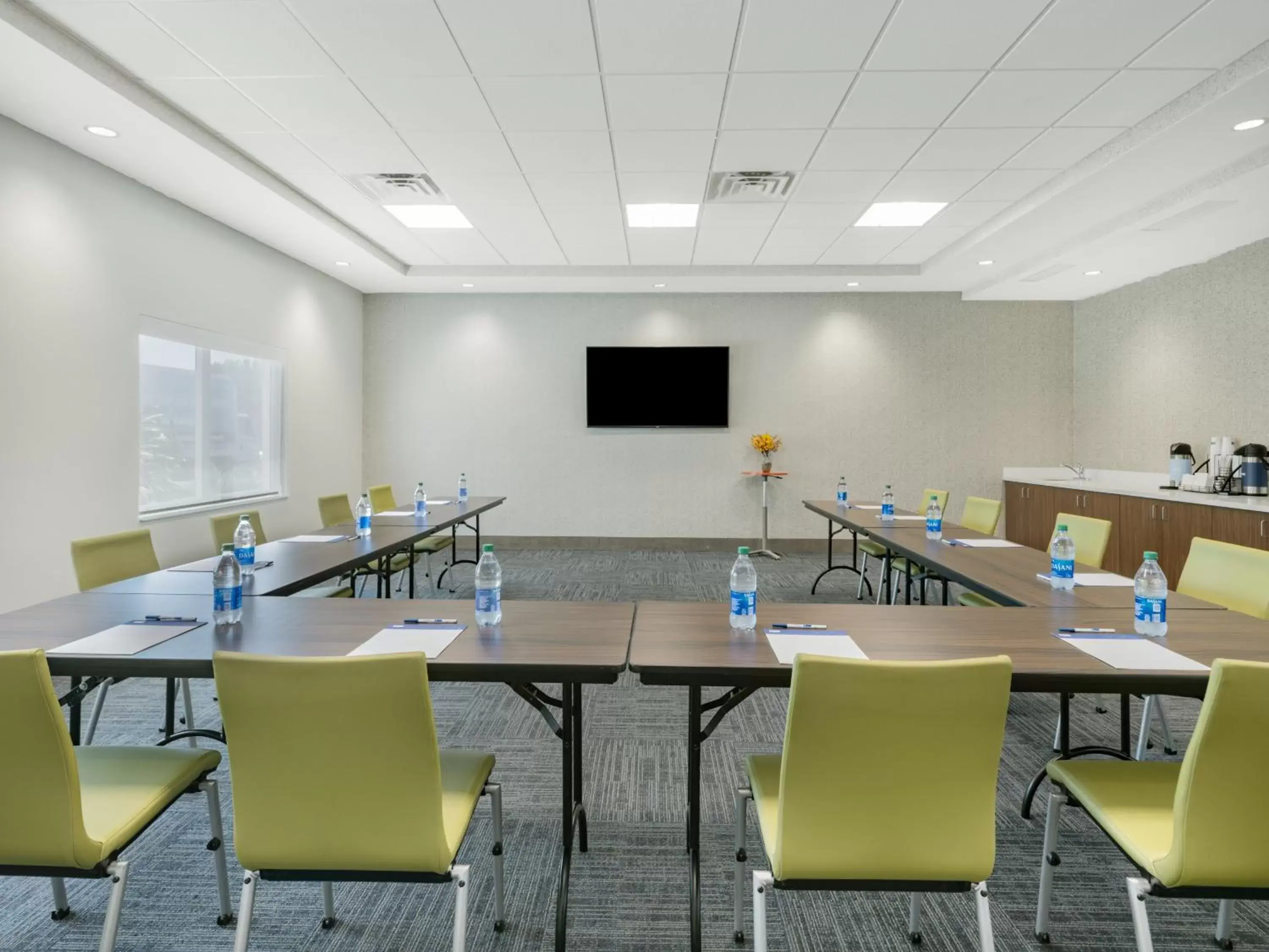 Meeting/conference room in Holiday Inn Express & Suites - Ruskin, an IHG Hotel