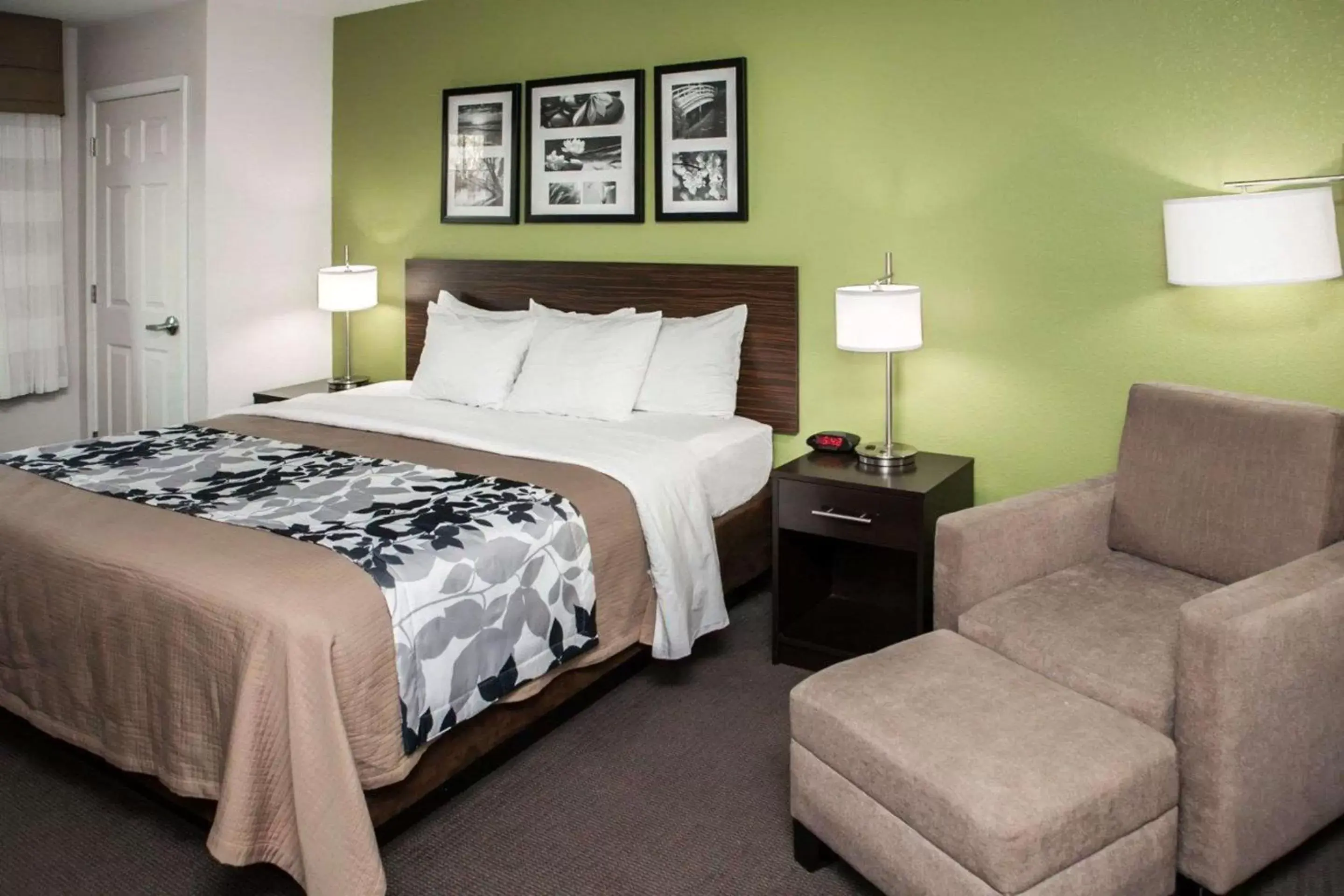 Photo of the whole room, Bed in Sleep Inn & Suites Harrisburg – Hershey North