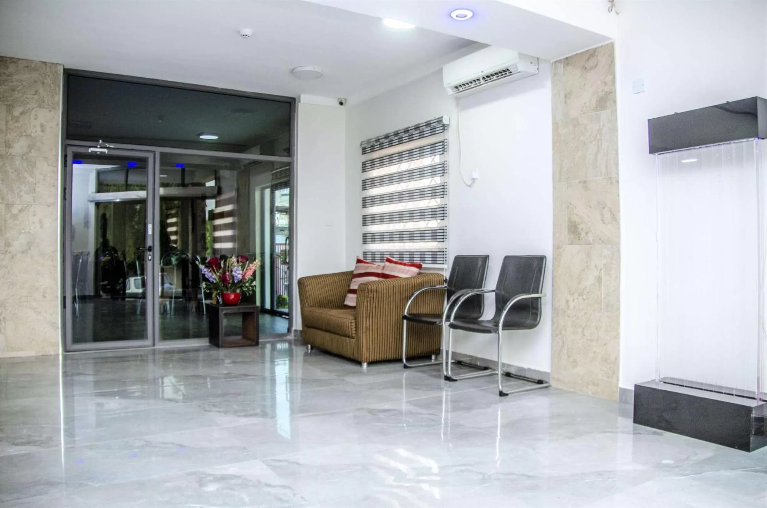 Day in Hotel Rosebud