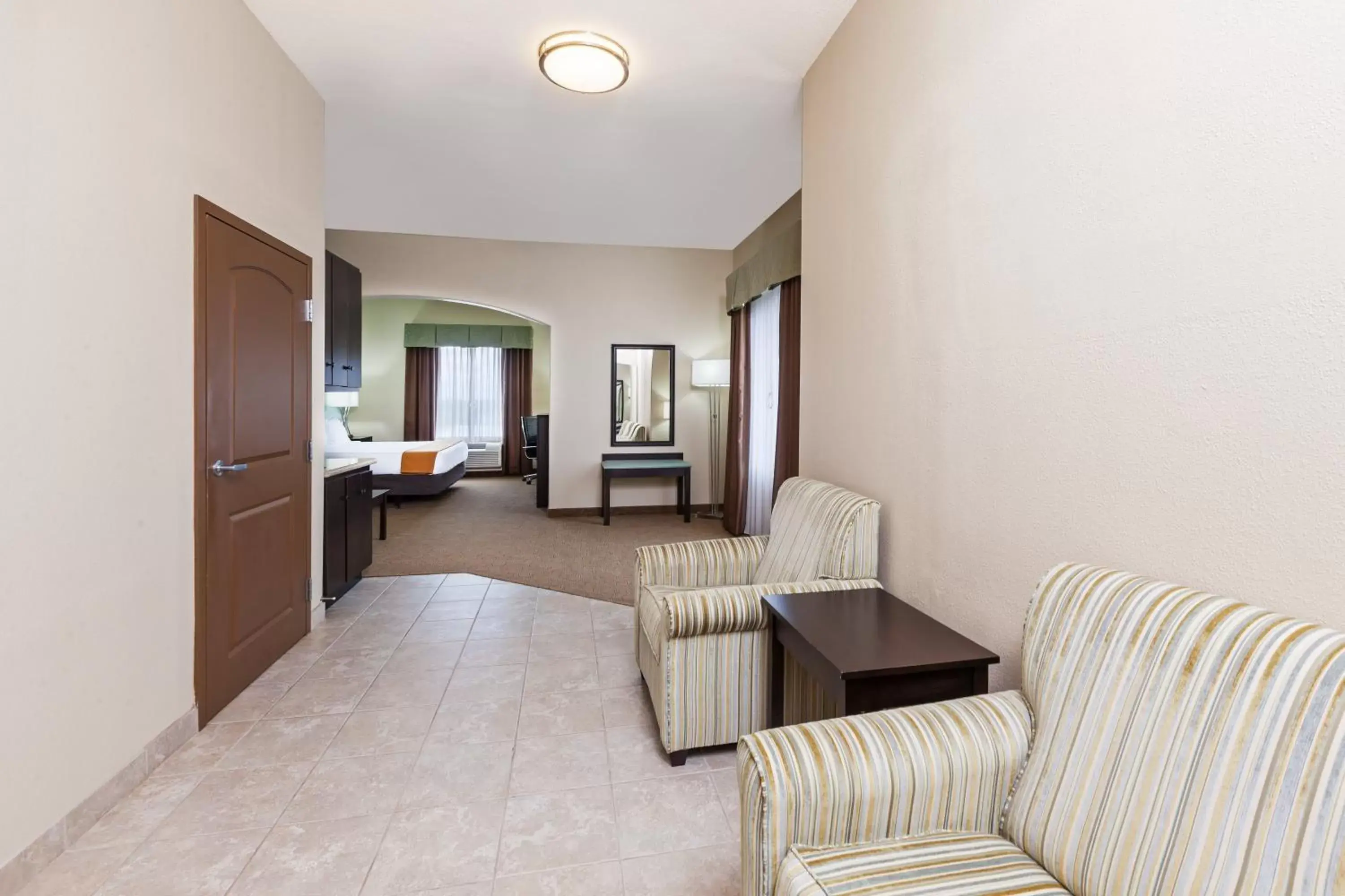 Photo of the whole room, Seating Area in Holiday Inn Express & Suites Victoria, an IHG Hotel