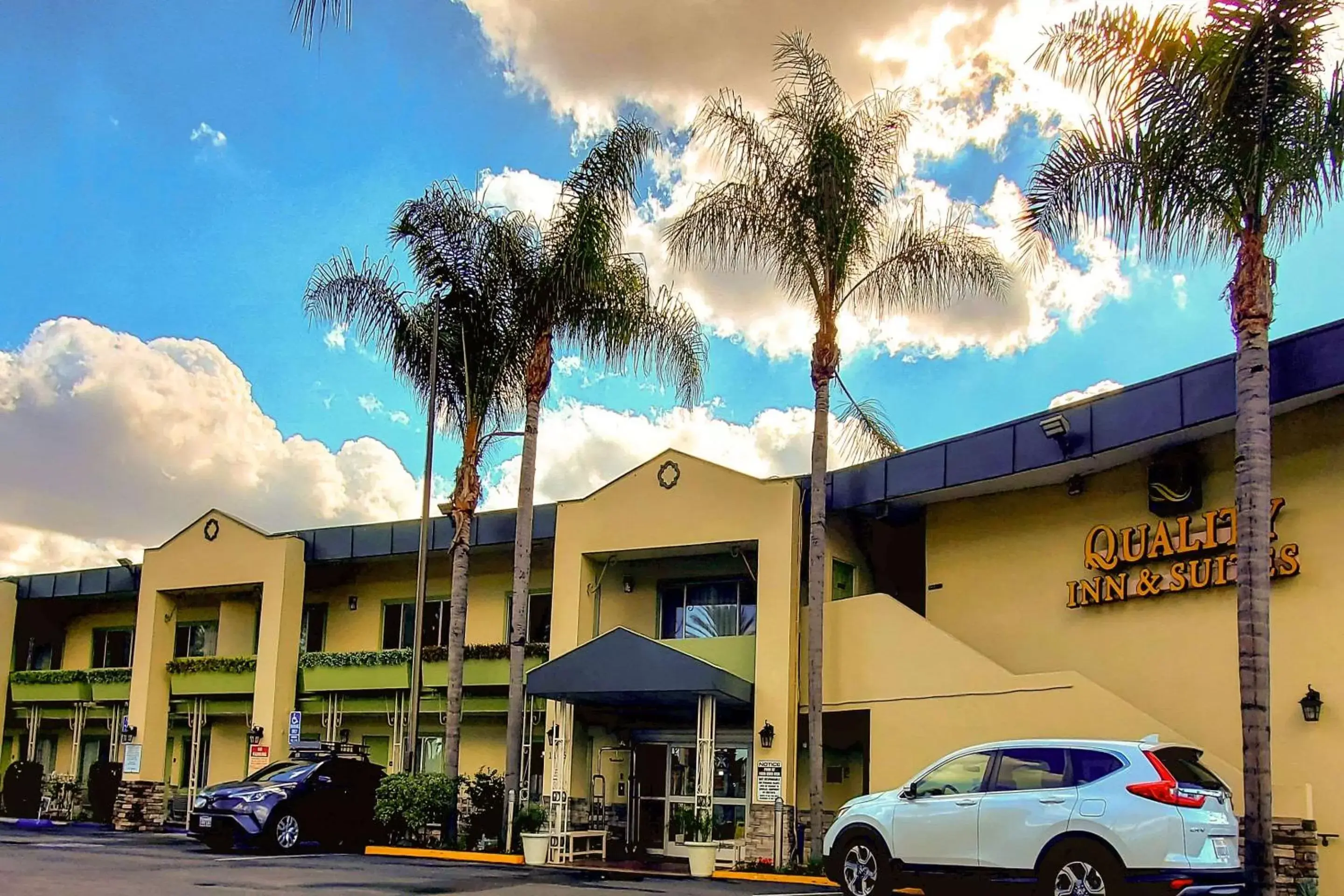 Property Building in Quality Inn & Suites Anaheim at the Park