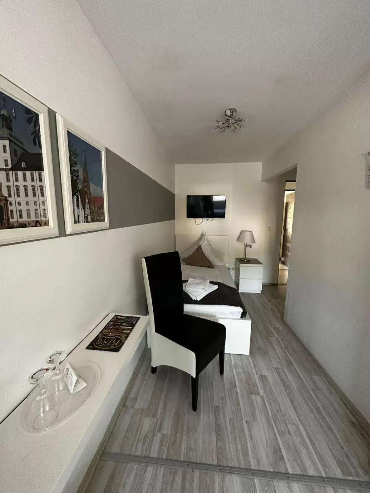 Twin Room with Shower - single occupancy in Hotel Deutscher Hof Twin Room with Shower - single occupancy in Hotel Deutscher Hof