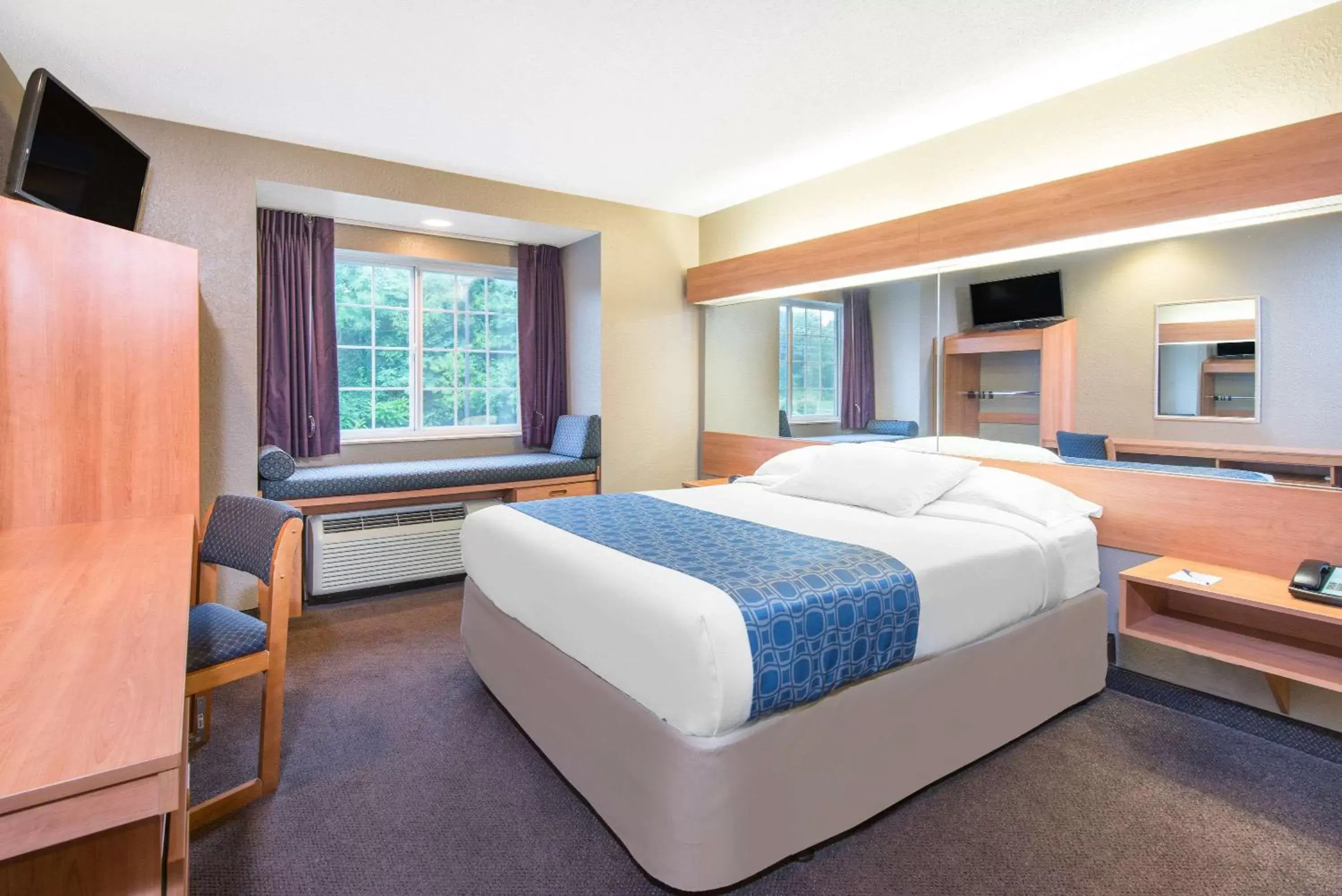 Photo of the whole room, Bed in Microtel Inn & Suites by Wyndham Hazelton/Bruceton Mills