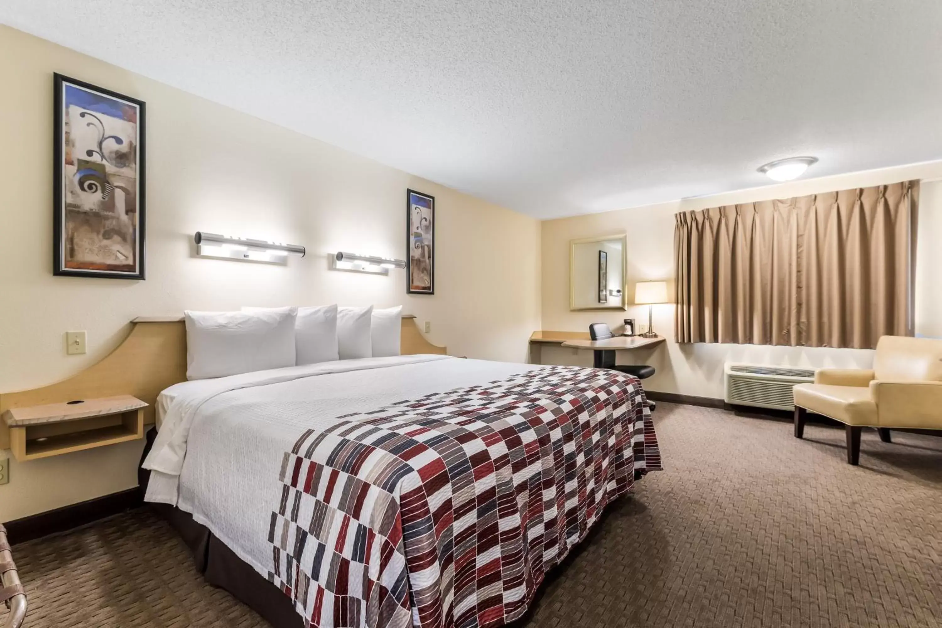 Bedroom, Bed in Red Roof Inn Cleveland Airport - Middleburg Heights