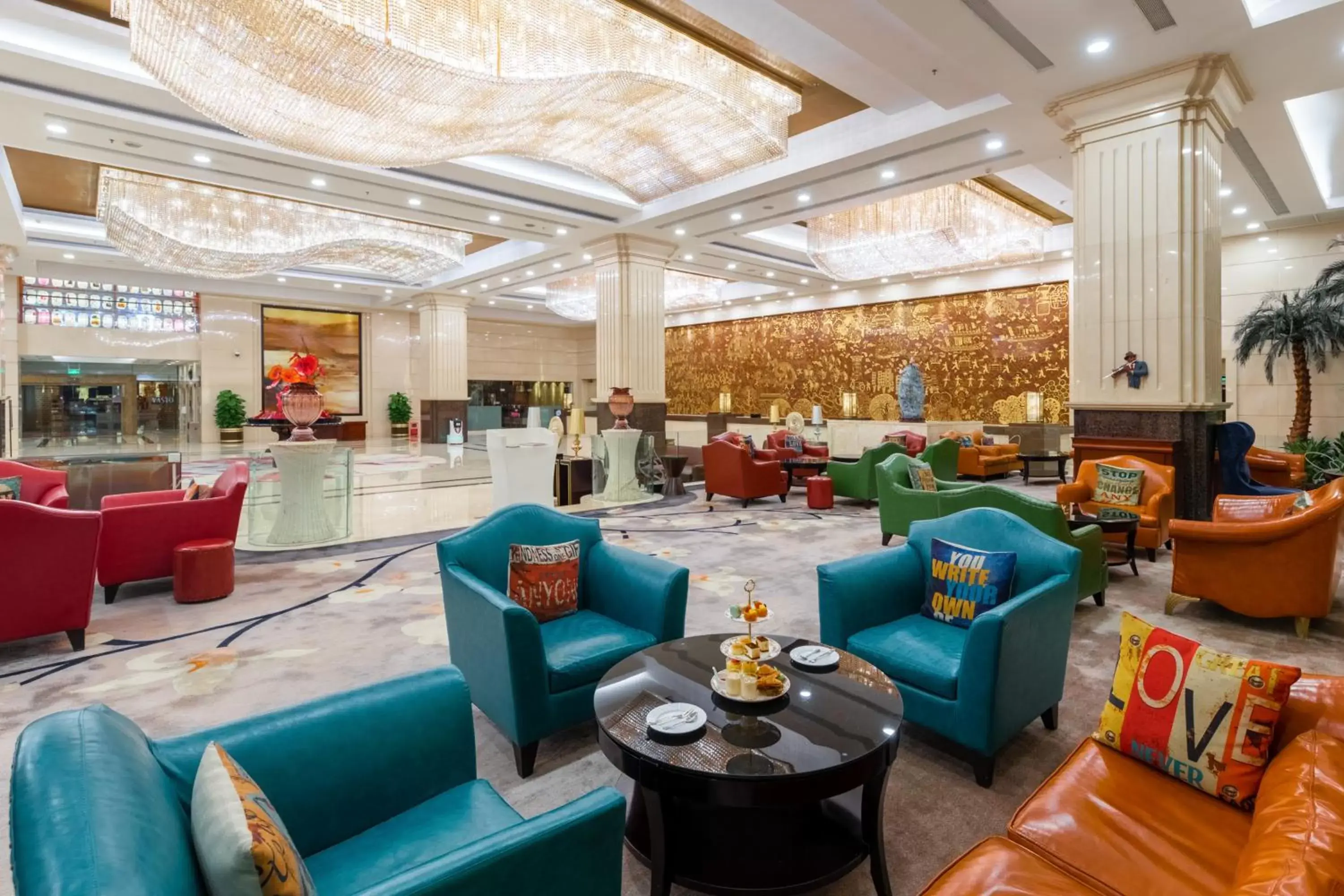 Lounge or bar in Crowne Plaza Foshan by IHG - Canton Fair free shuttle bus Lounge or bar in Crowne Plaza Foshan by IHG - Canton Fair free shuttle bus