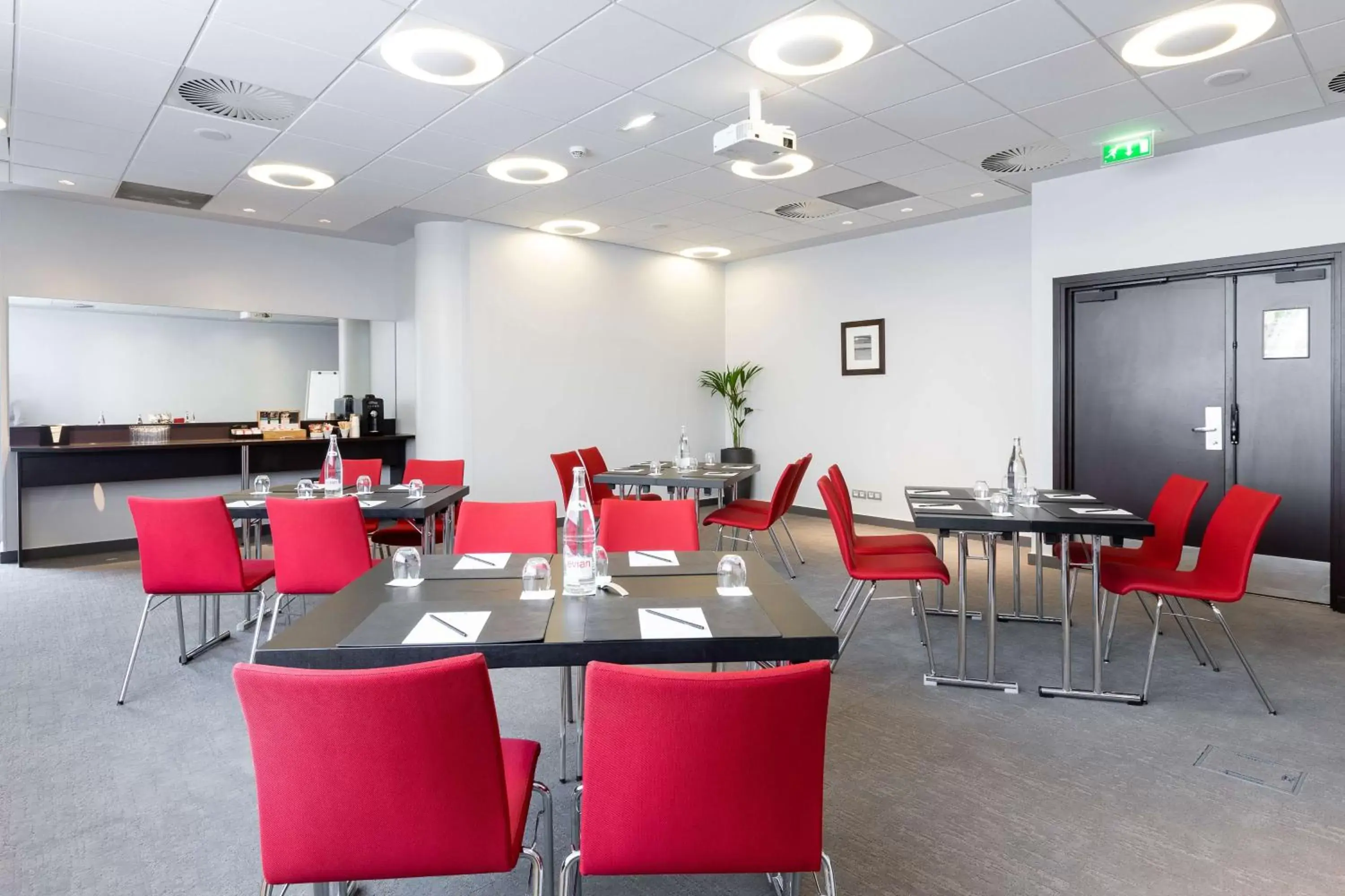 Meeting/conference room, Restaurant/Places to Eat in Radisson Blu Hotel, Paris Boulogne